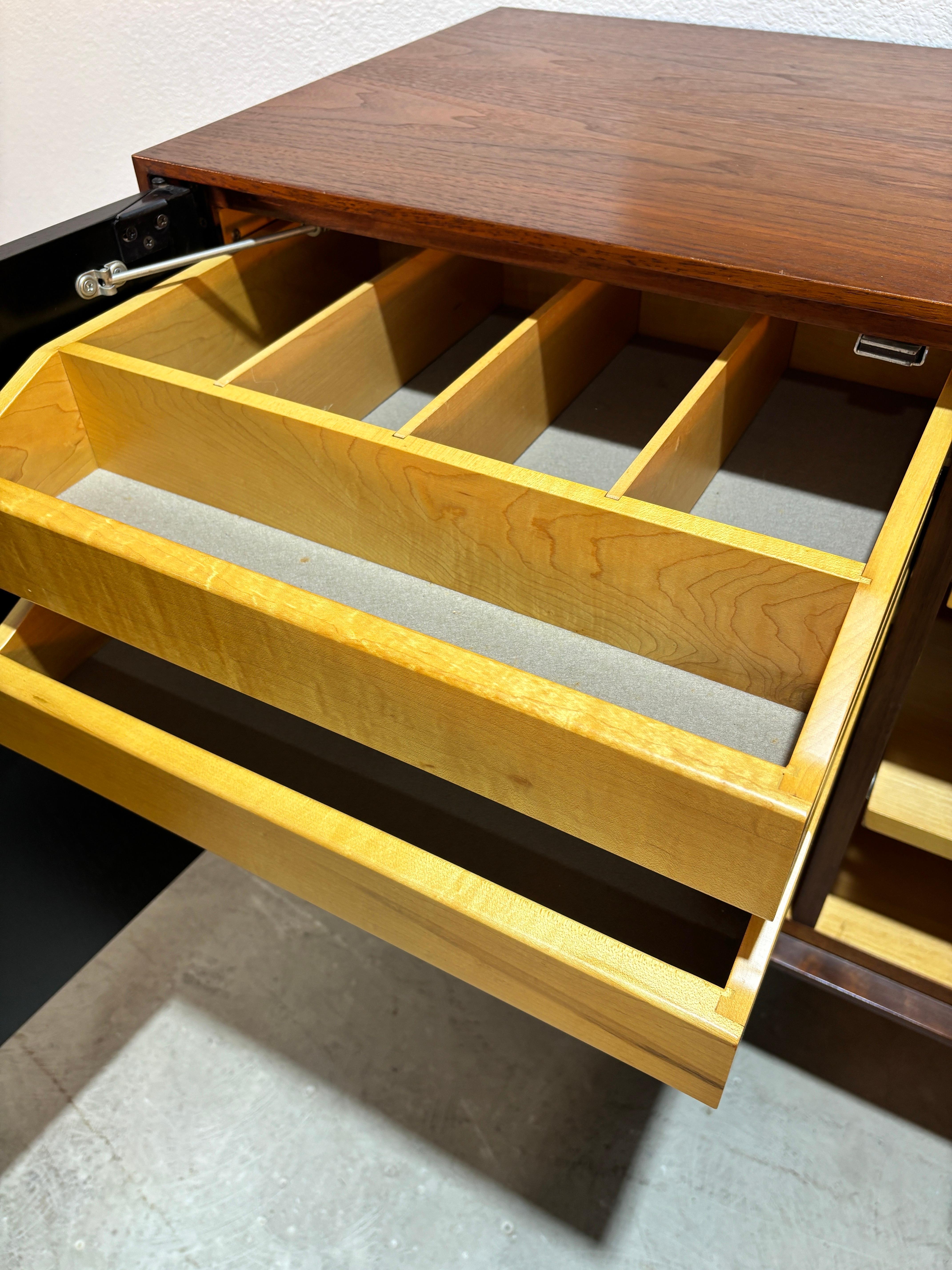 Crédence en noyer à portes ébonisées du début de l'ère Florence Knoll en vente 5