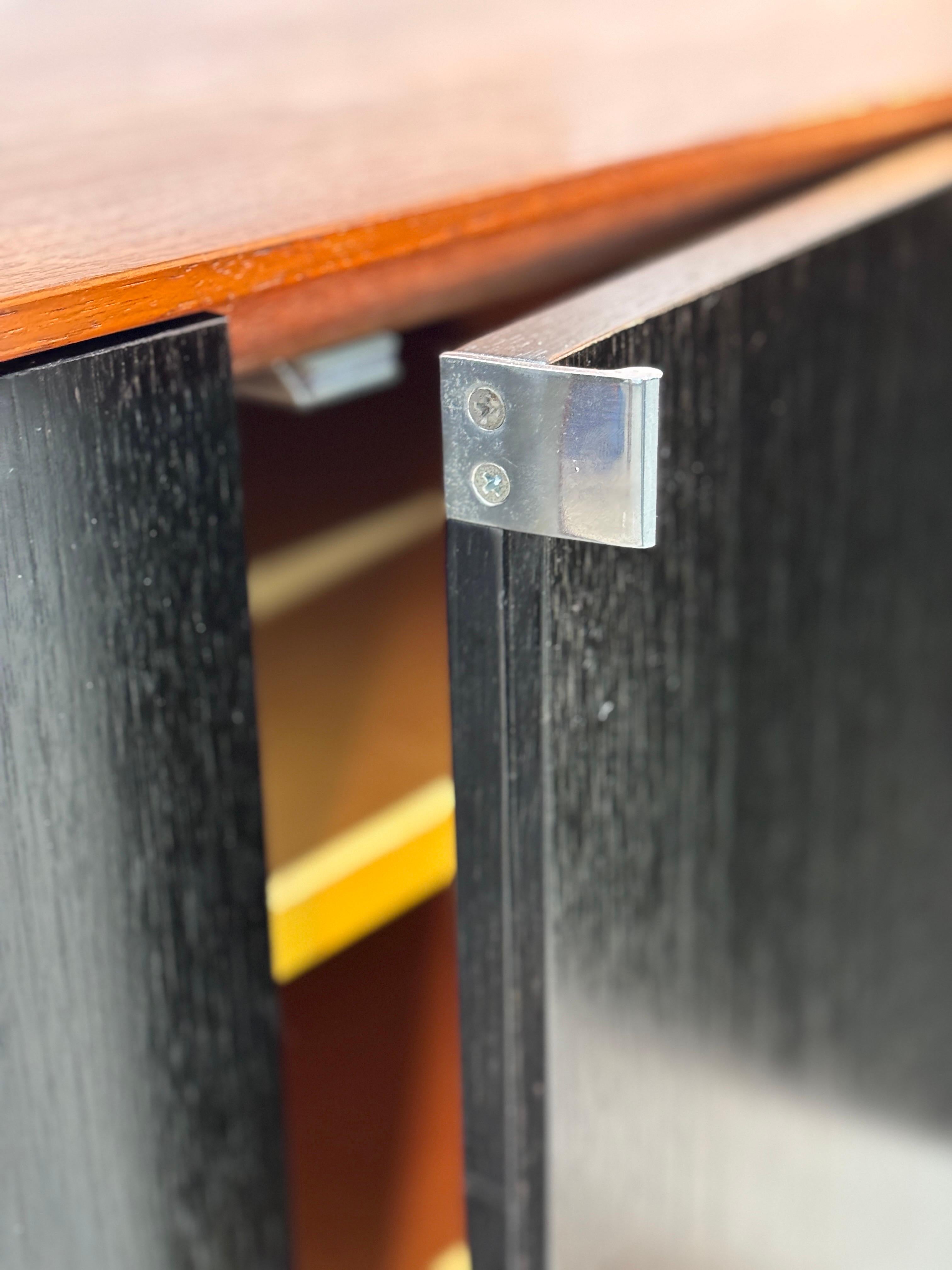 Crédence en noyer à portes ébonisées du début de l'ère Florence Knoll en vente 6