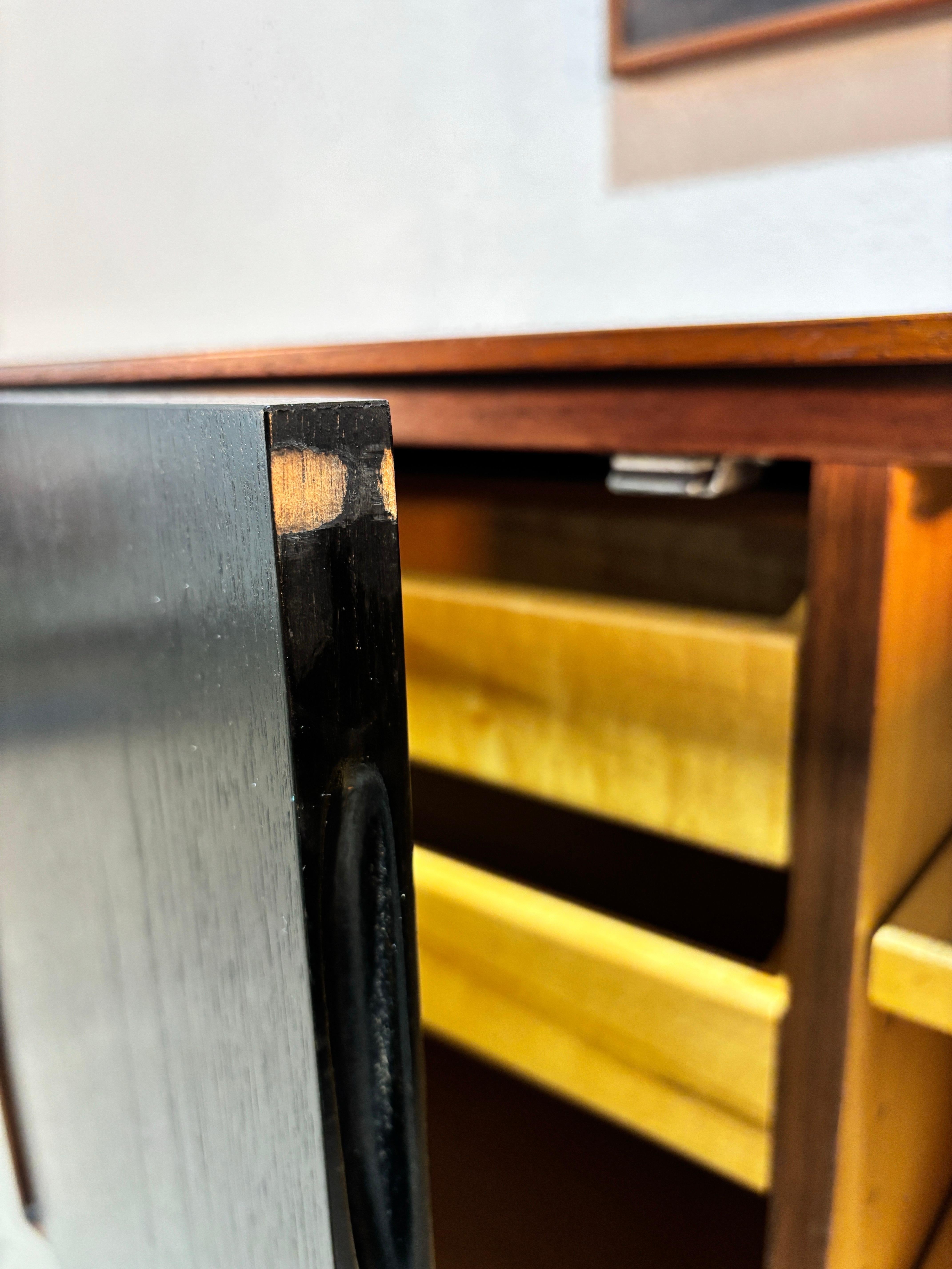 Crédence en noyer à portes ébonisées du début de l'ère Florence Knoll en vente 7