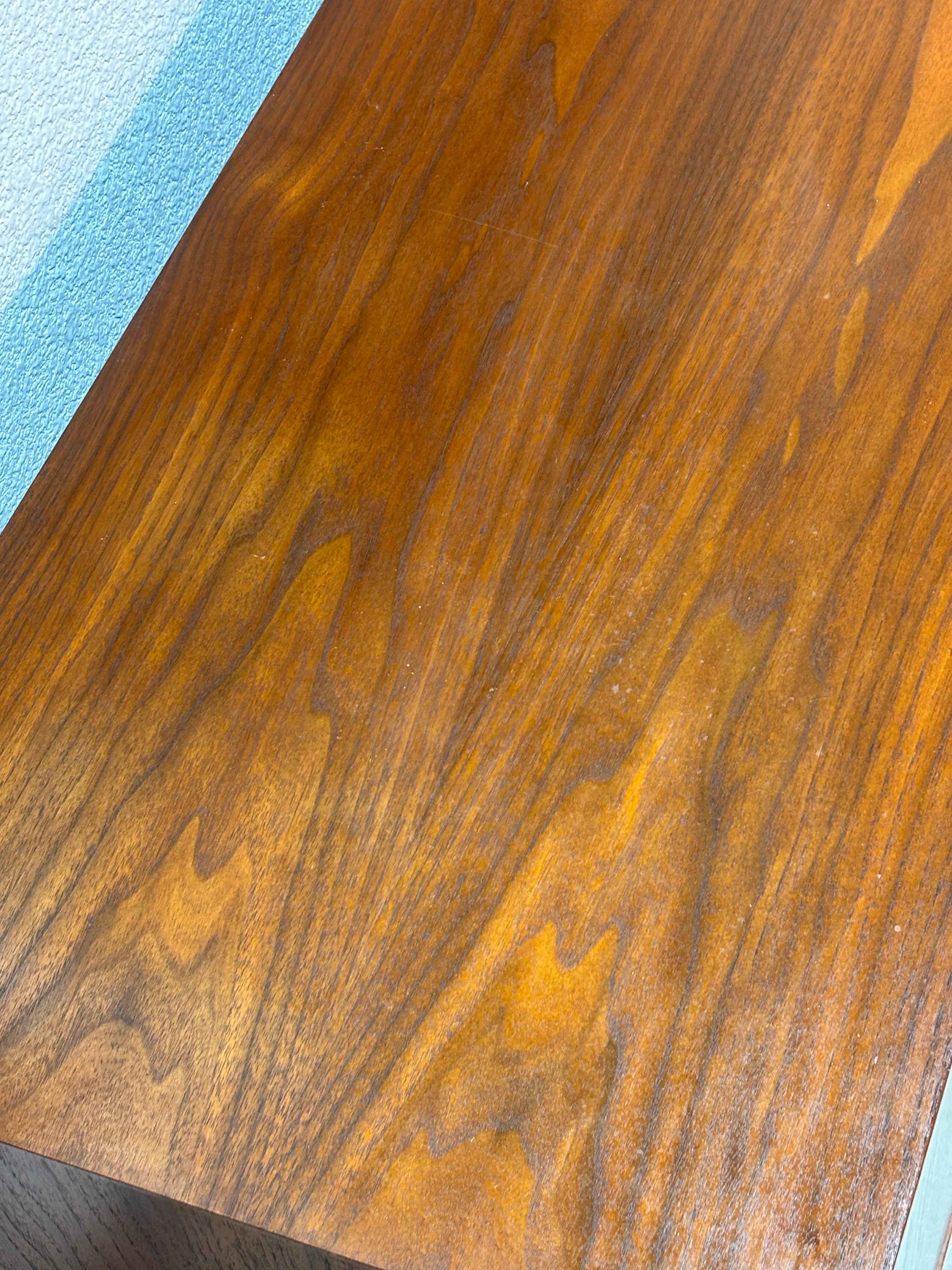 Crédence en noyer à portes ébonisées du début de l'ère Florence Knoll en vente 8