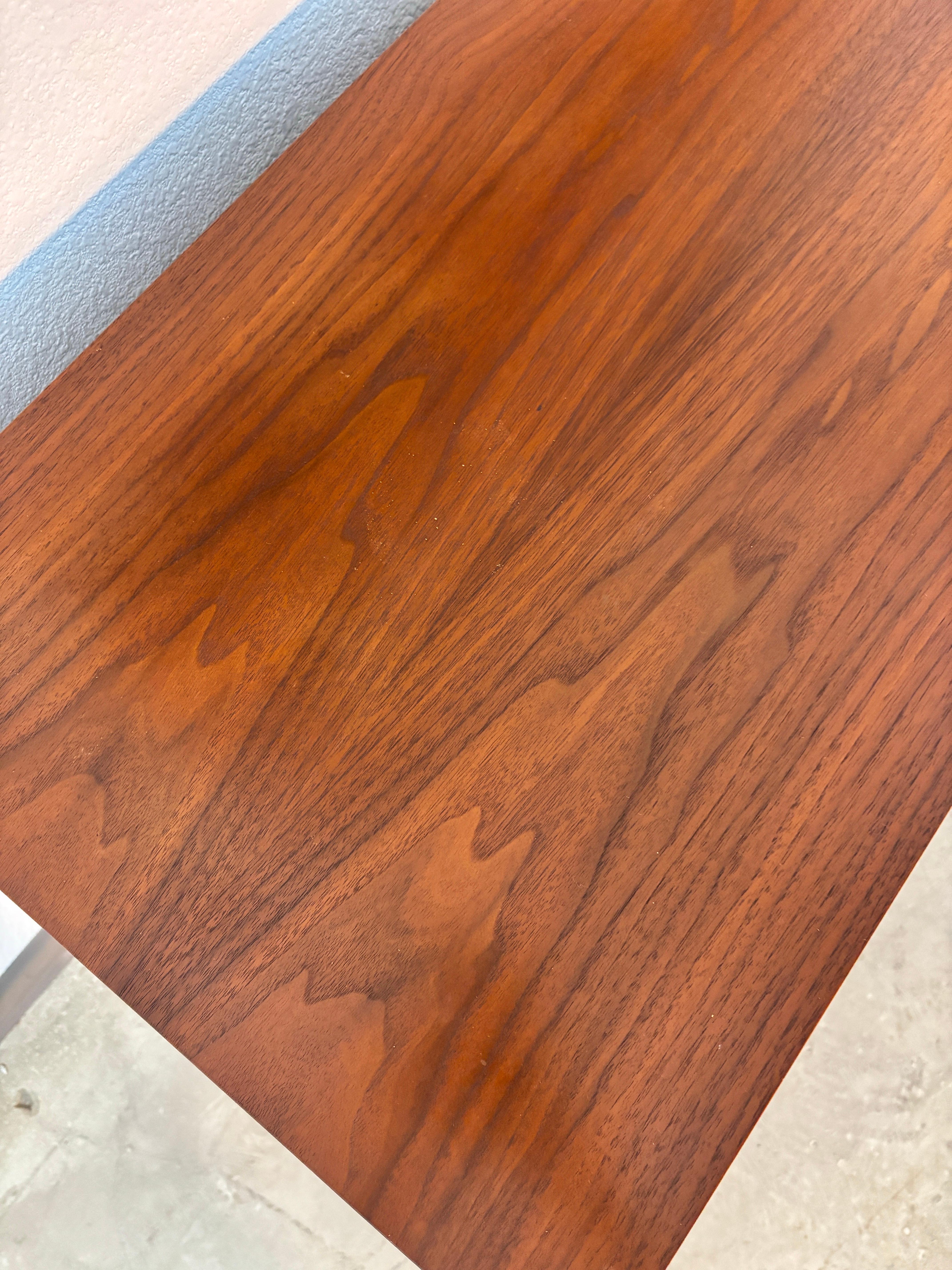 Crédence en noyer à portes ébonisées du début de l'ère Florence Knoll en vente 9