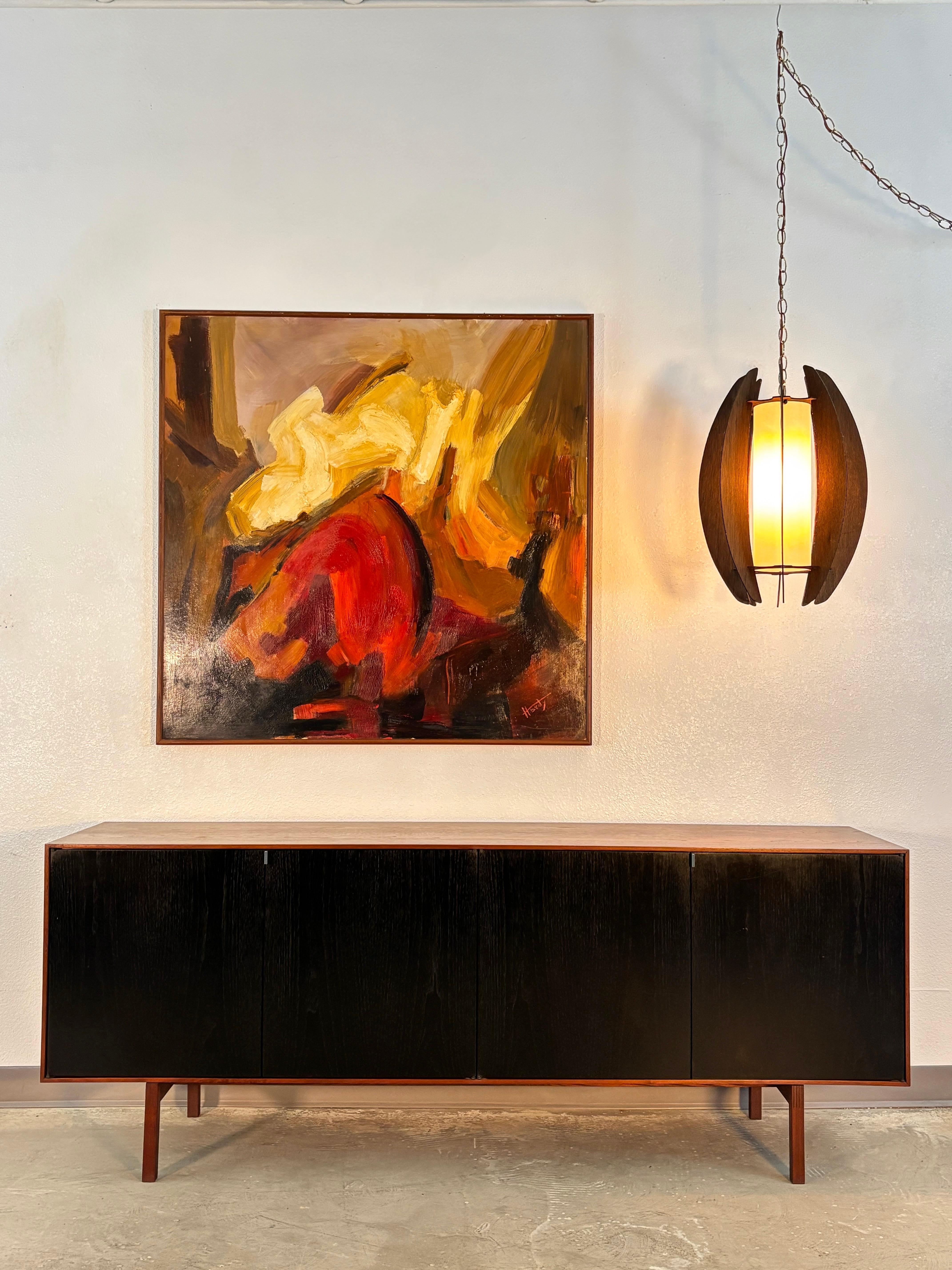 Crédence ou buffet en noyer de Florence Knoll du milieu du siècle dernier avec portes ébonisées noires d'origine. Les portes noires et les poignées chromées contrastent magnifiquement avec le long meuble en noyer, qui repose sur de minces pieds en