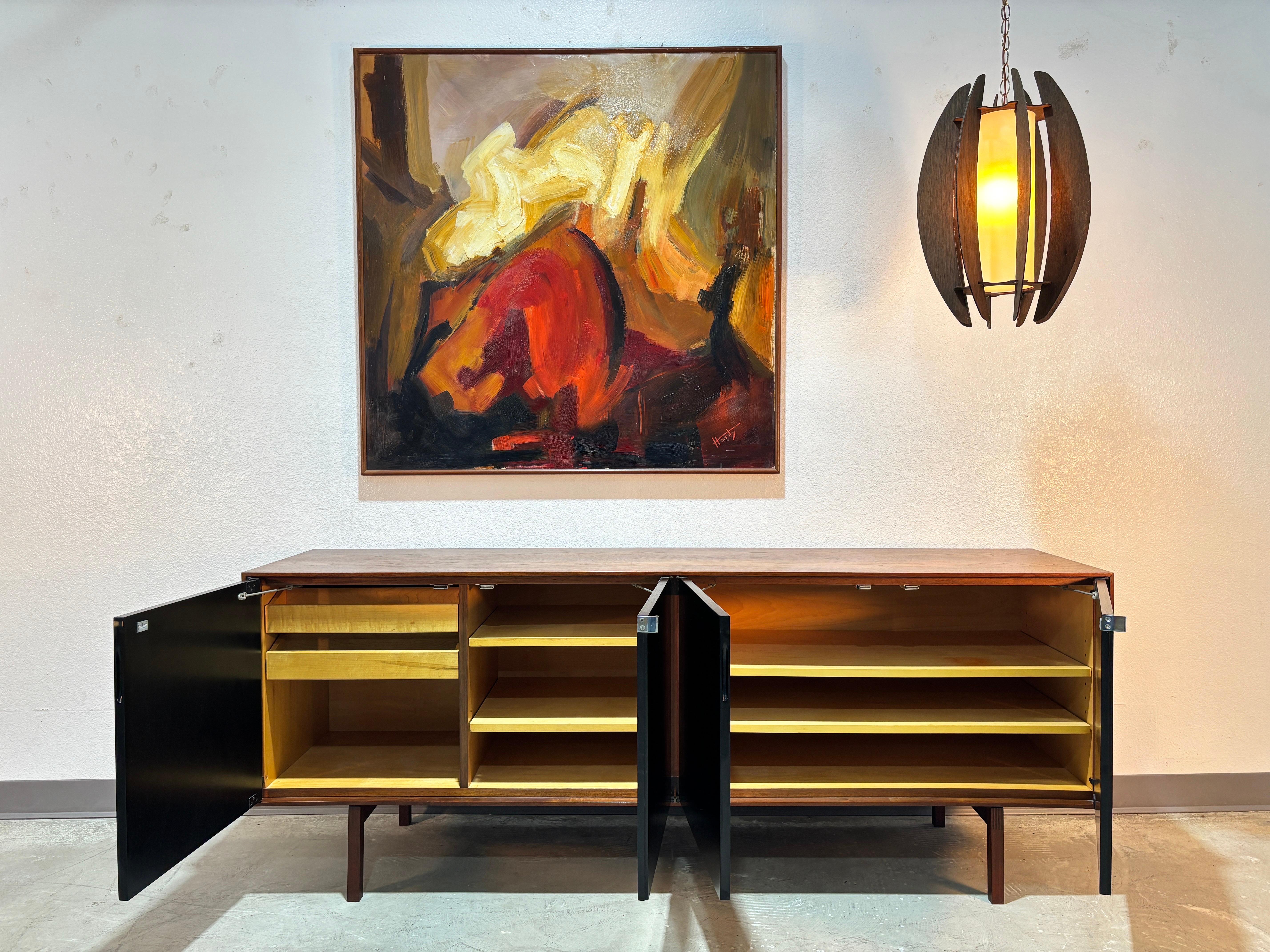 Crédence en noyer à portes ébonisées du début de l'ère Florence Knoll Bon état - En vente à Lutz, FL