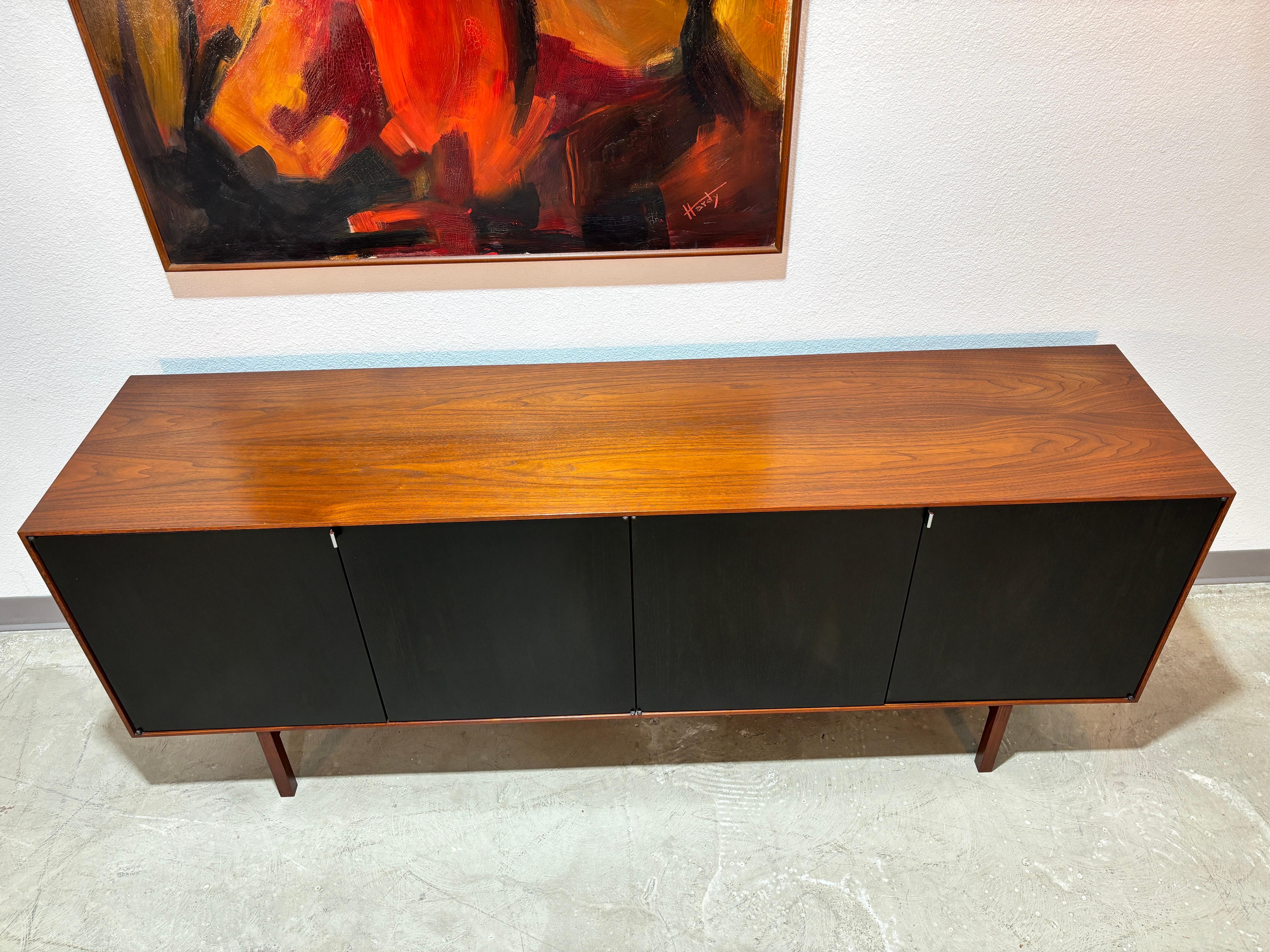 Milieu du XXe siècle Crédence en noyer à portes ébonisées du début de l'ère Florence Knoll en vente