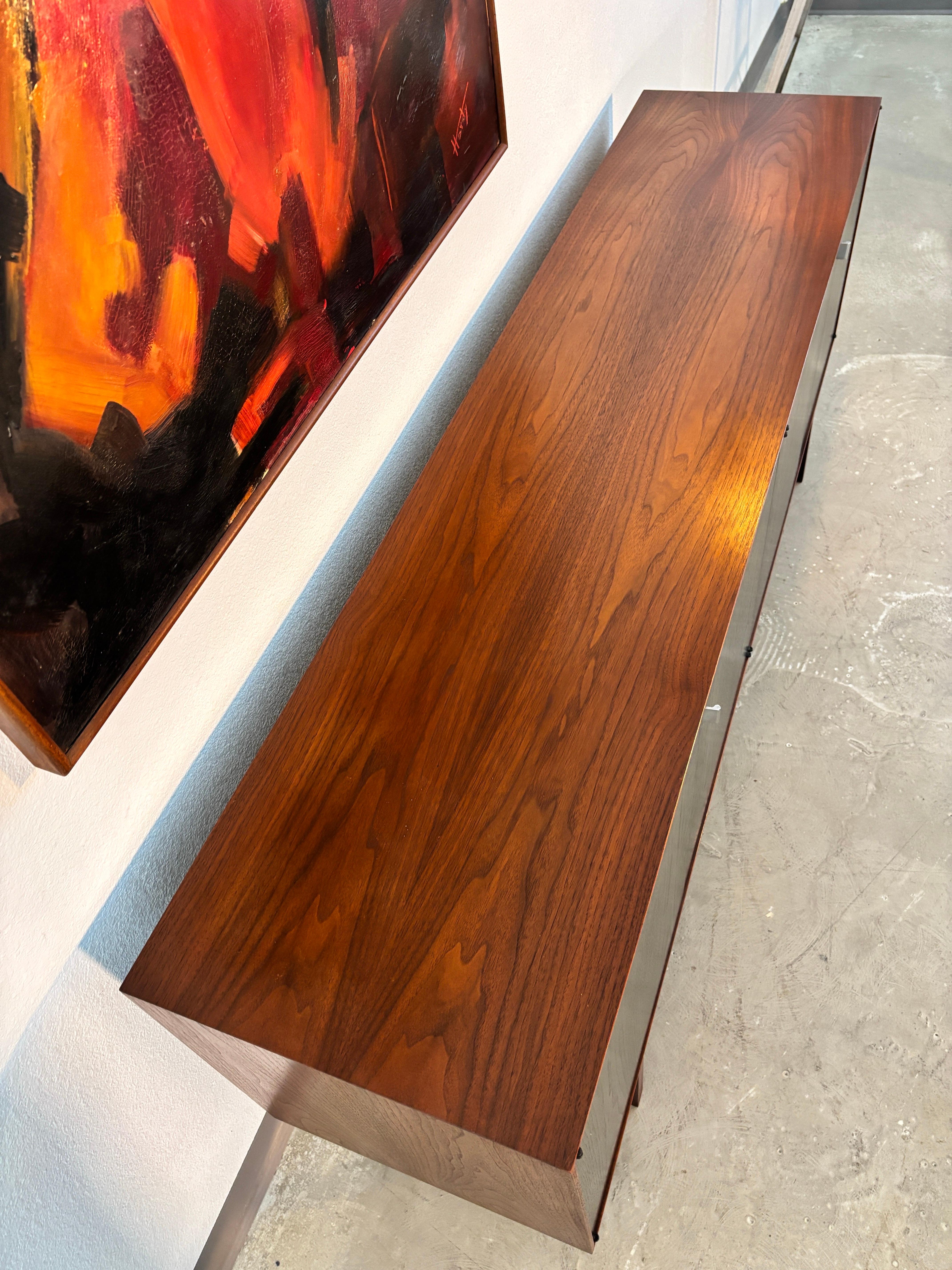 Crédence en noyer à portes ébonisées du début de l'ère Florence Knoll en vente 1