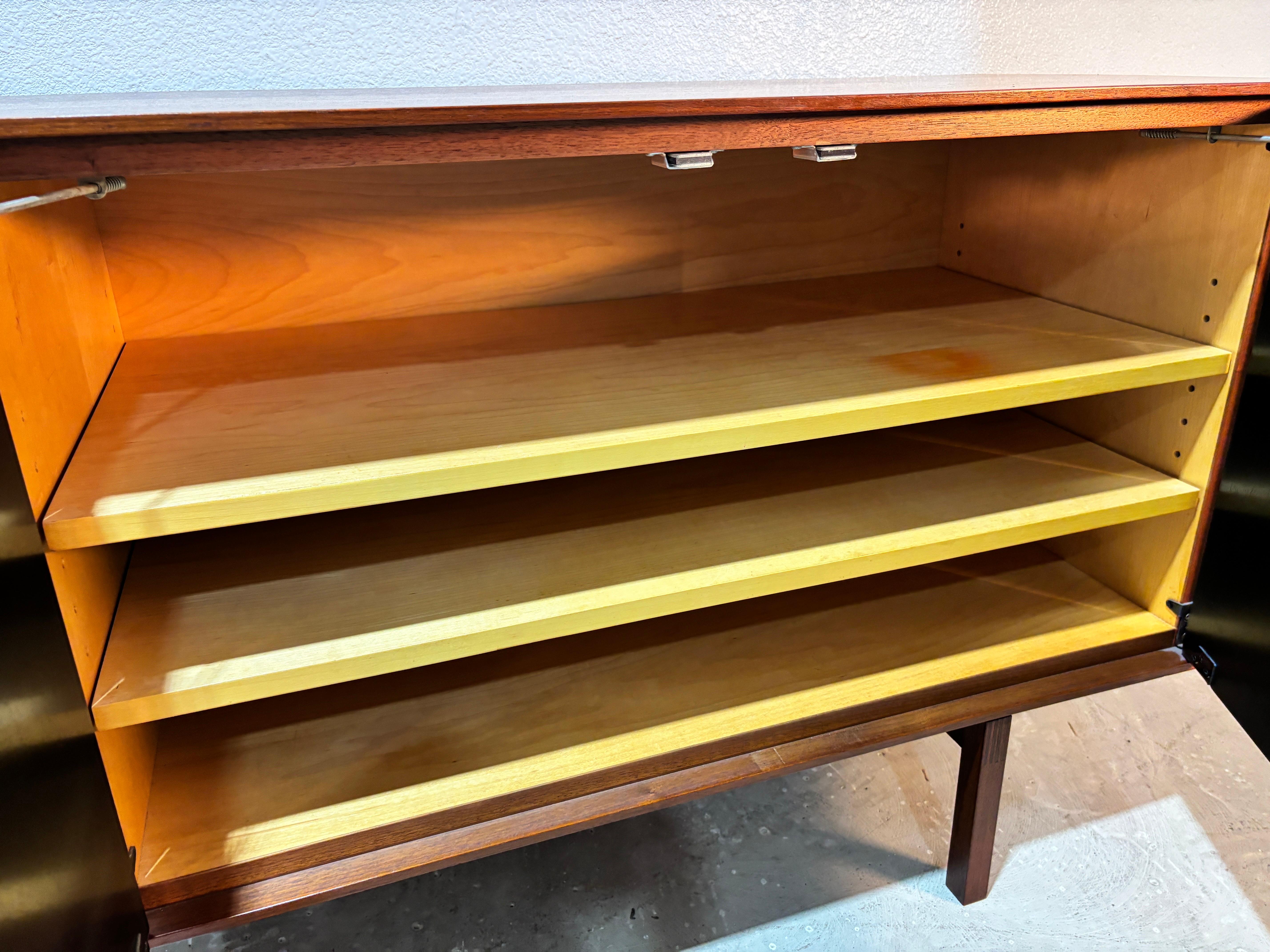 Crédence en noyer à portes ébonisées du début de l'ère Florence Knoll en vente 2