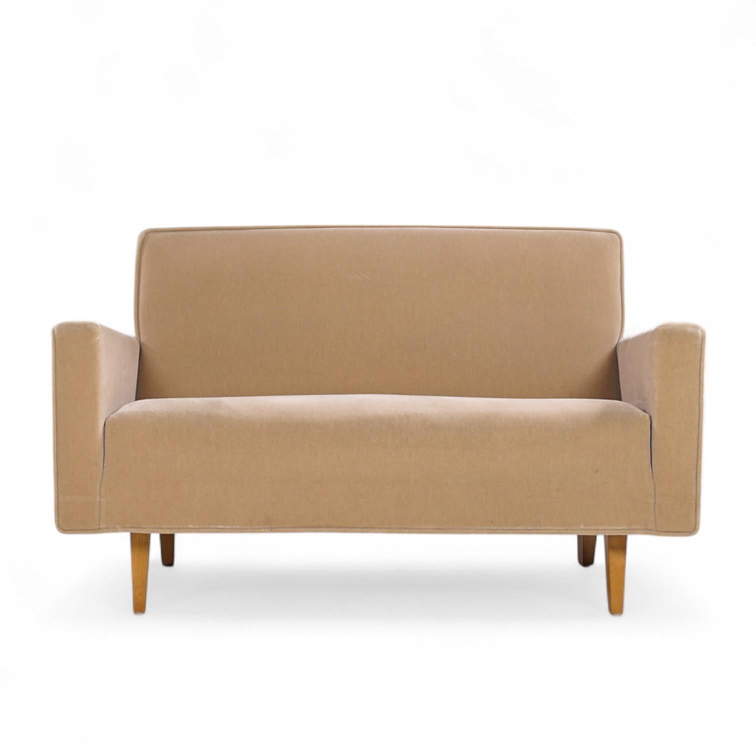 Frühes Florence Knoll Mid Century Mohair Settee Sofa

Diese Couch misst: 51 breit x 30 tief x 30,5 Zoll hoch, mit einer Sitzhöhe von 17,5 und Armhöhe von 23,5 Zoll

Alle Möbelstücke sind in einem so genannten restaurierten Vintage-Zustand zu haben.