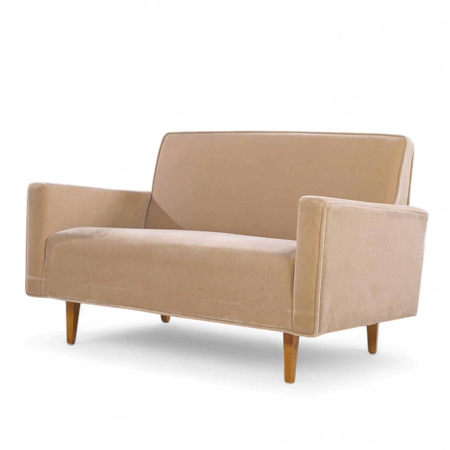Frühes Florence Knoll Mid Century Mohair Settee Sofa (Moderne der Mitte des Jahrhunderts) im Angebot
