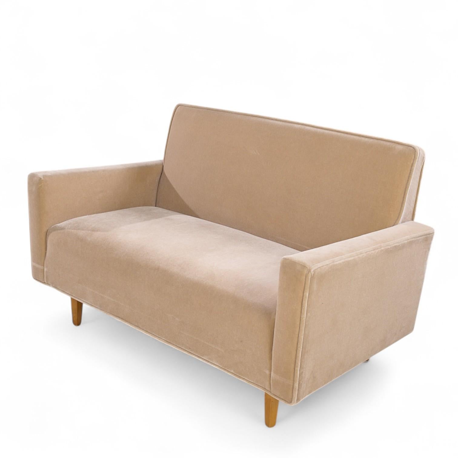 Frühes Florence Knoll Mid Century Mohair Settee Sofa im Angebot 2