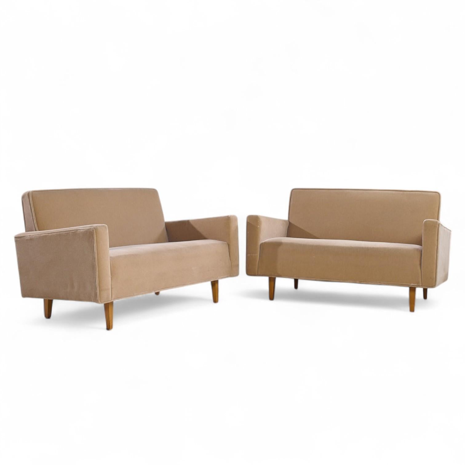 Frühes Florence Knoll Mid Century Mohair Settee Sofa - Paar

Jede Couch misst: 51 breit x 30 tief x 30,5 Zoll hoch, mit einer Sitzhöhe von 17,5 und Armhöhe von 23,5 Zoll

Alle Möbelstücke sind in einem so genannten restaurierten Vintage-Zustand zu