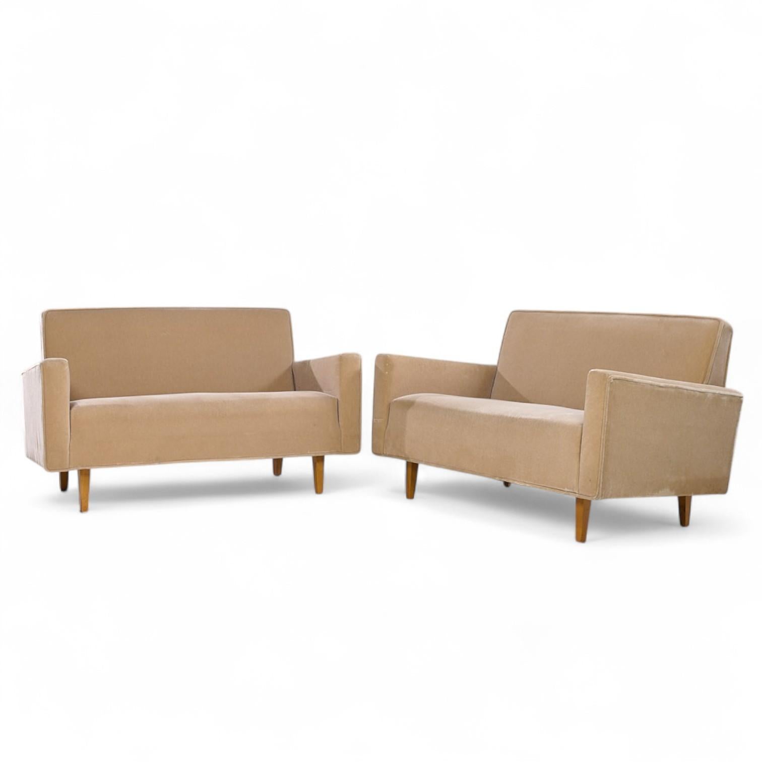 Frühes Florence Knoll Mid Century Mohair Settee Sofa - Paar (Moderne der Mitte des Jahrhunderts) im Angebot