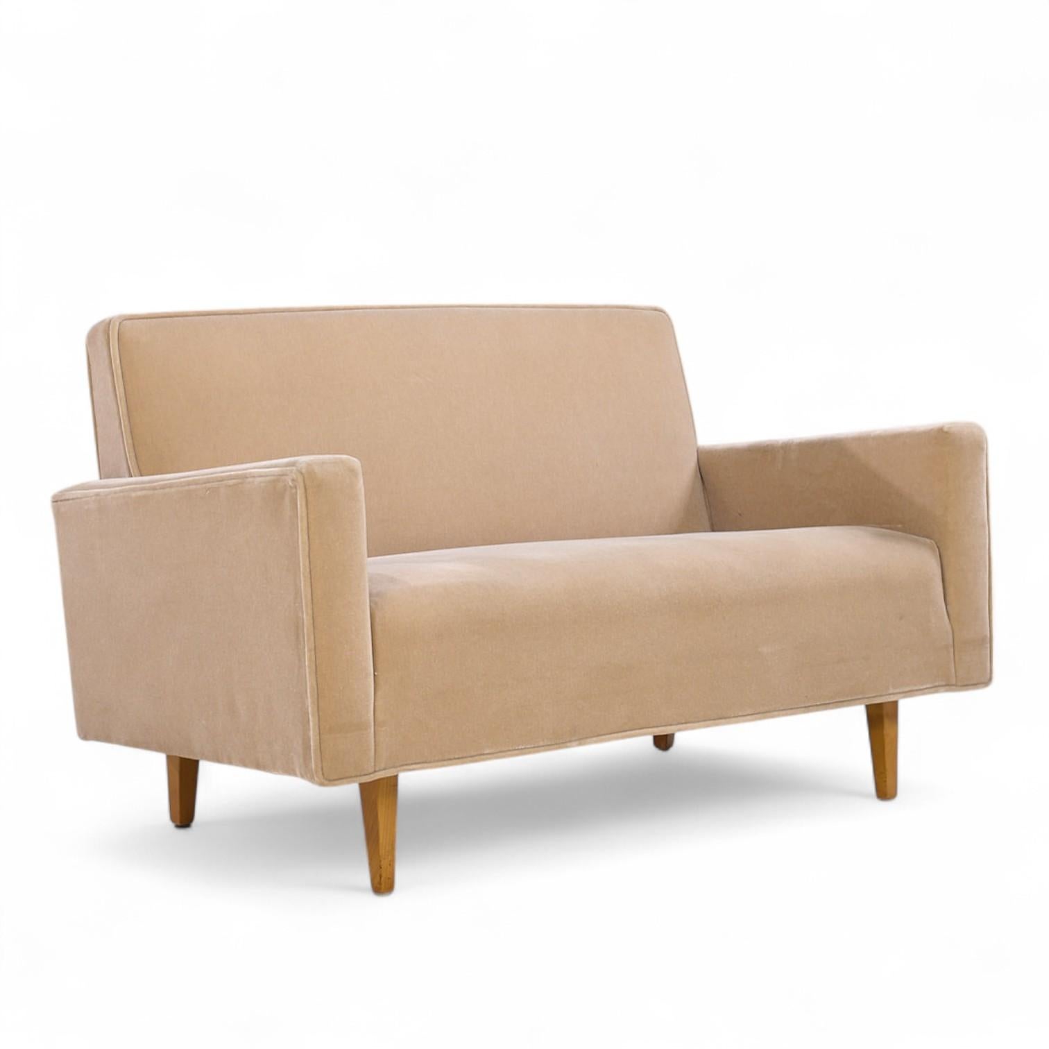 Frühes Florence Knoll Mid Century Mohair Settee Sofa - Paar (amerikanisch) im Angebot