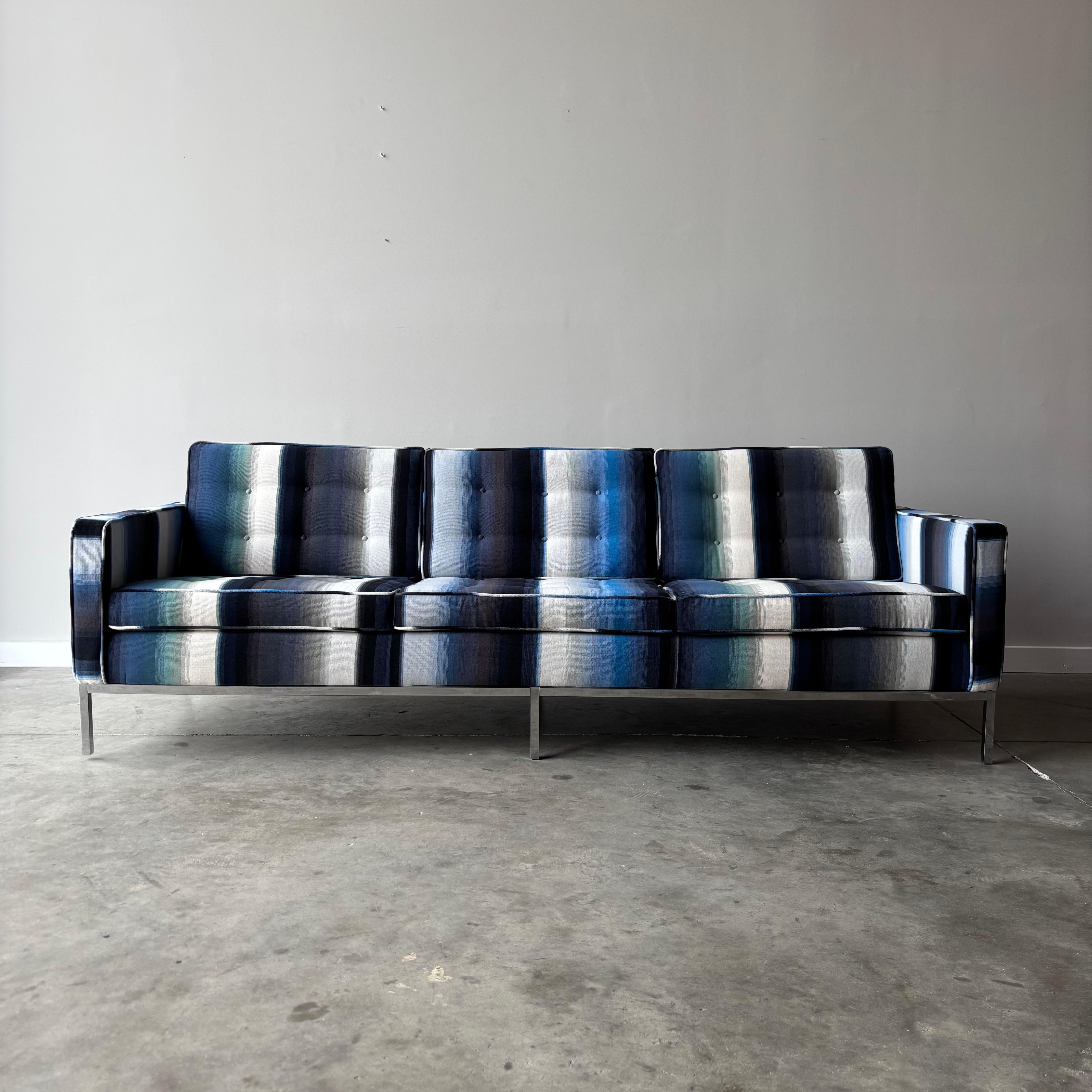 Un clásico del diseño de Florence Knoll.  Un impresionante ejemplar de época recién tapizado en rayas Paul Smith por Maharam, con espuma nueva.
La base cromada muestra su edad y tiene algunas pérdidas de cromo y picaduras como se muestra.  