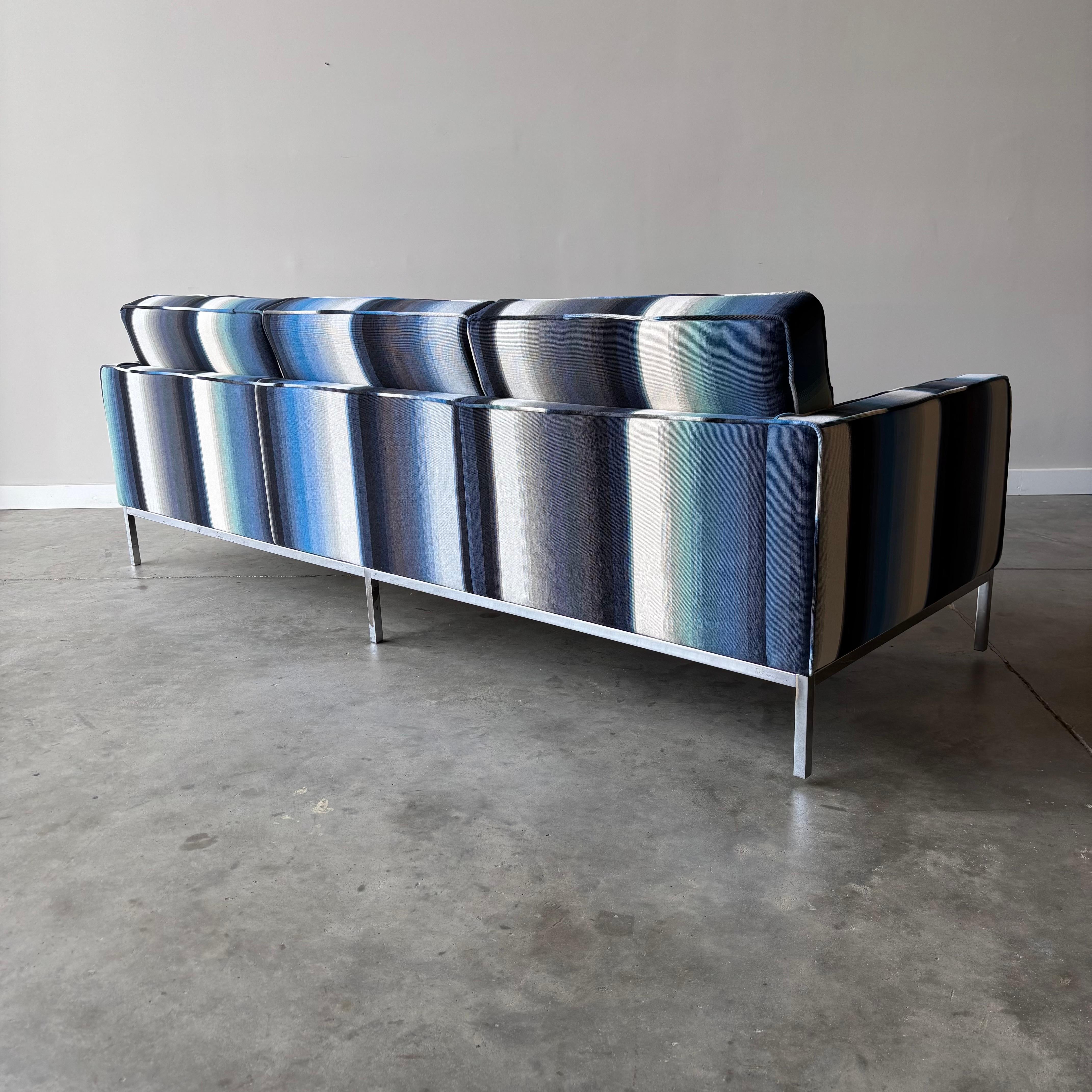 Sofá relajado Florence Knoll antiguo con tapicería Maharam de Paul Smith en venta 1