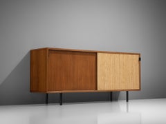 Ancienne crédence Knoll en noyer avec porte coulissante en canne