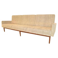 Frühes Florence Knoll-Sofa mit „Floating“-Rahmen aus Nussbaumholz, Modell 57W