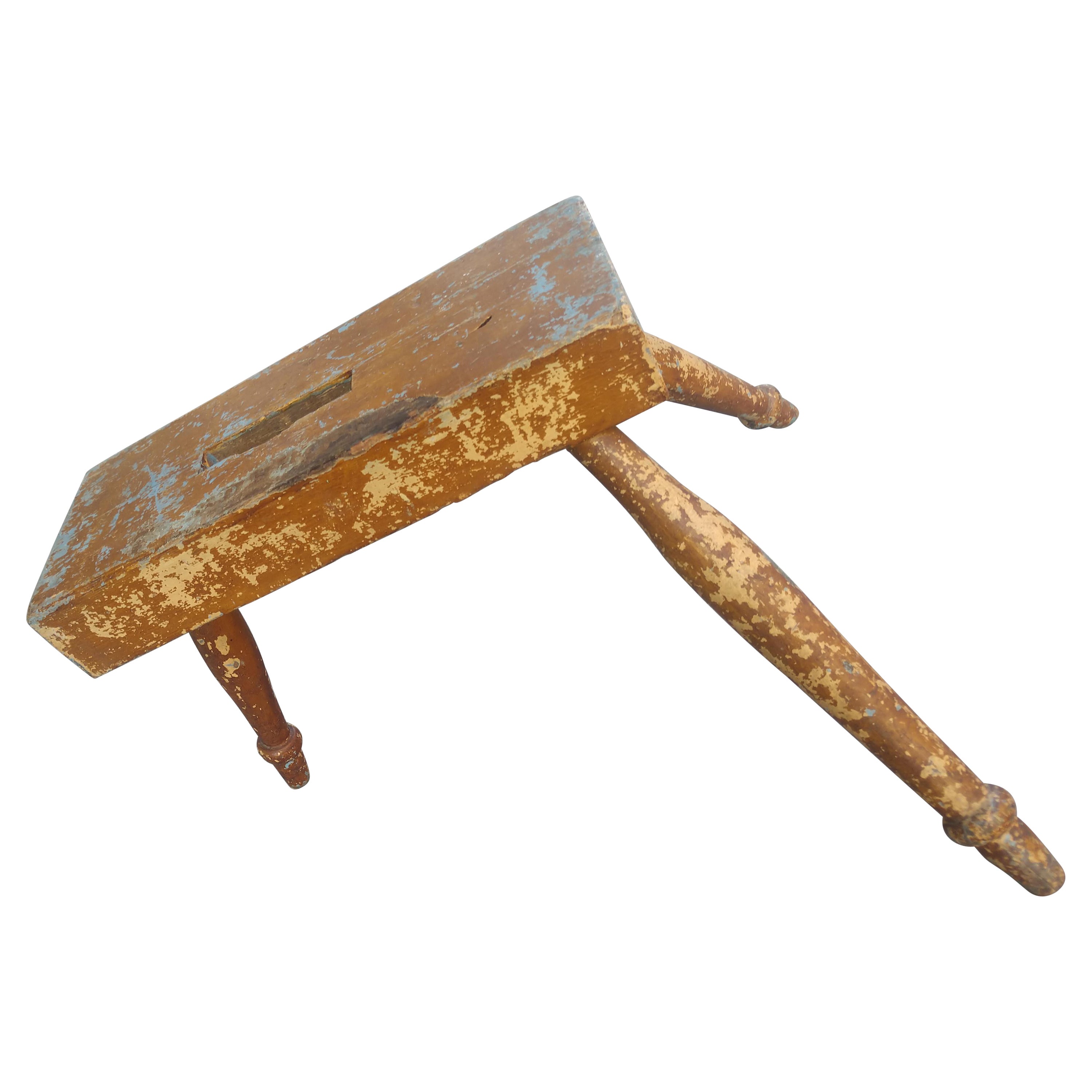 Antiguo taburete de ordeñar de tres patas de arte popular desplegado con una gama de colores Adirondack en venta