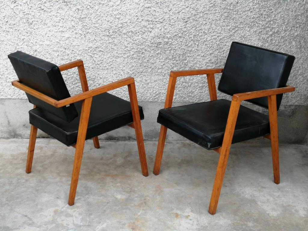 Ancienne paire de chaises N°48 en naugahyde noir et chêne de Franco Albini produites par Knoll entre 1948 et 1952.
Bon état, 2 petits dommages sur les coins du coussin d'assise ( photo )
À l'origine, l'architecte italien Franco Albini a développé