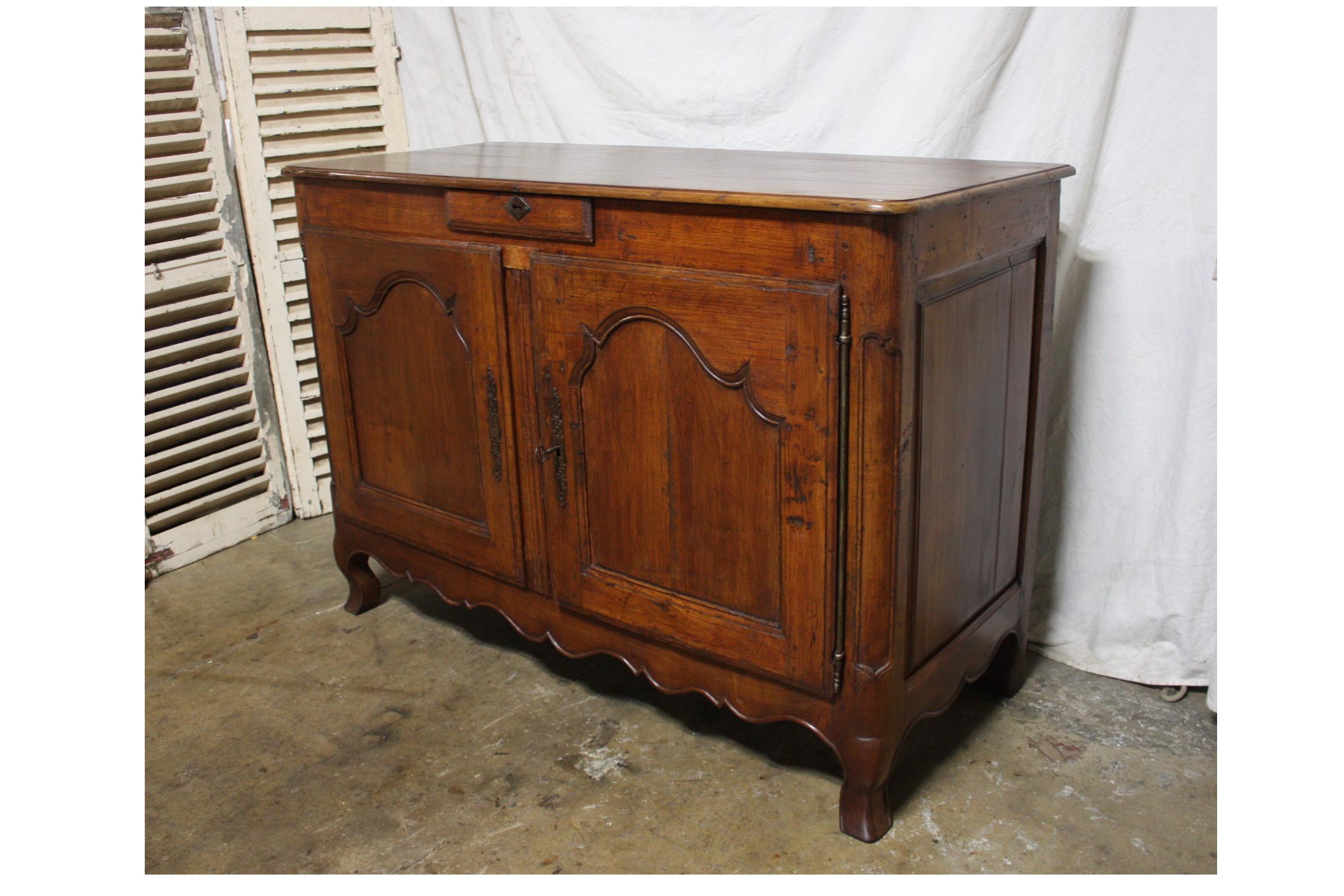 Early French 18th Century Rustic Buffet In Good Condition In Stockbridge, GA