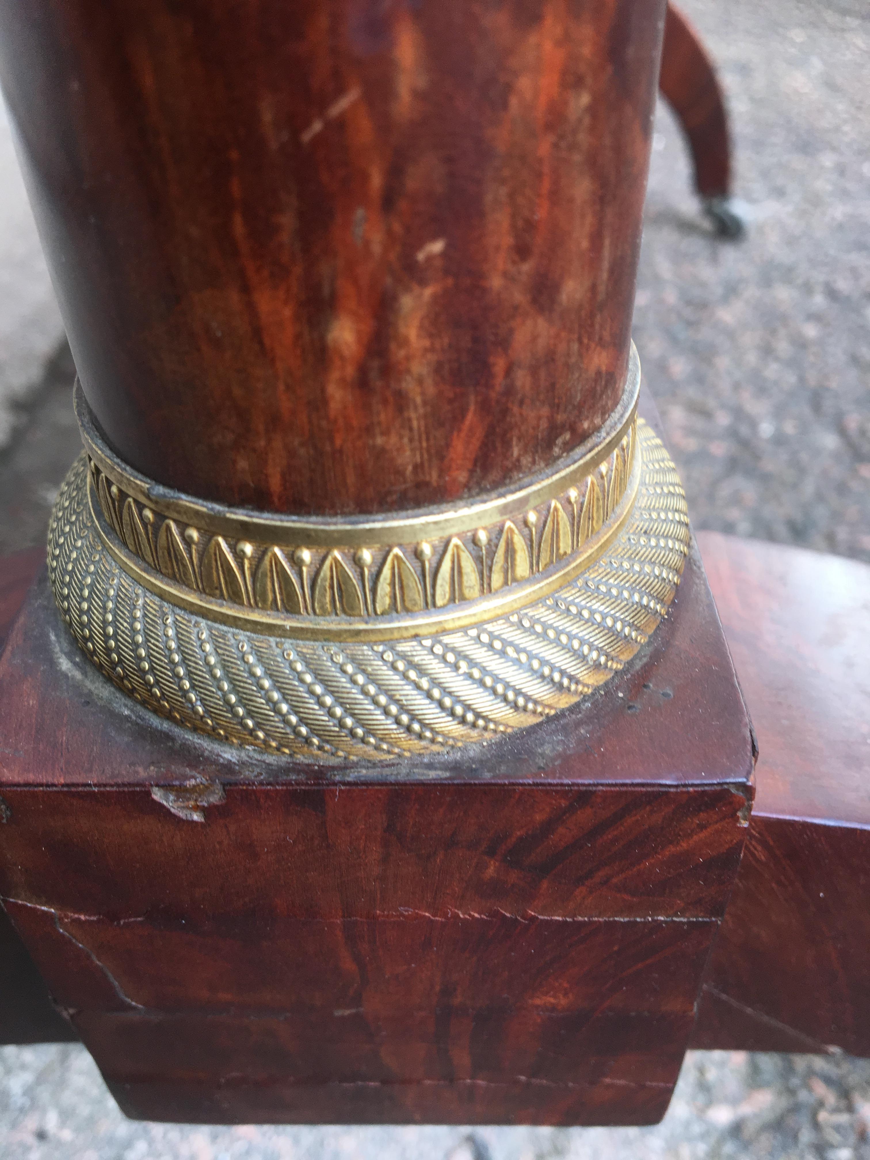 Frühes französisches Empire-Mahagoni des 19. Jahrhunderts und vergoldeter Bronze-Kaminschirm im Angebot 8