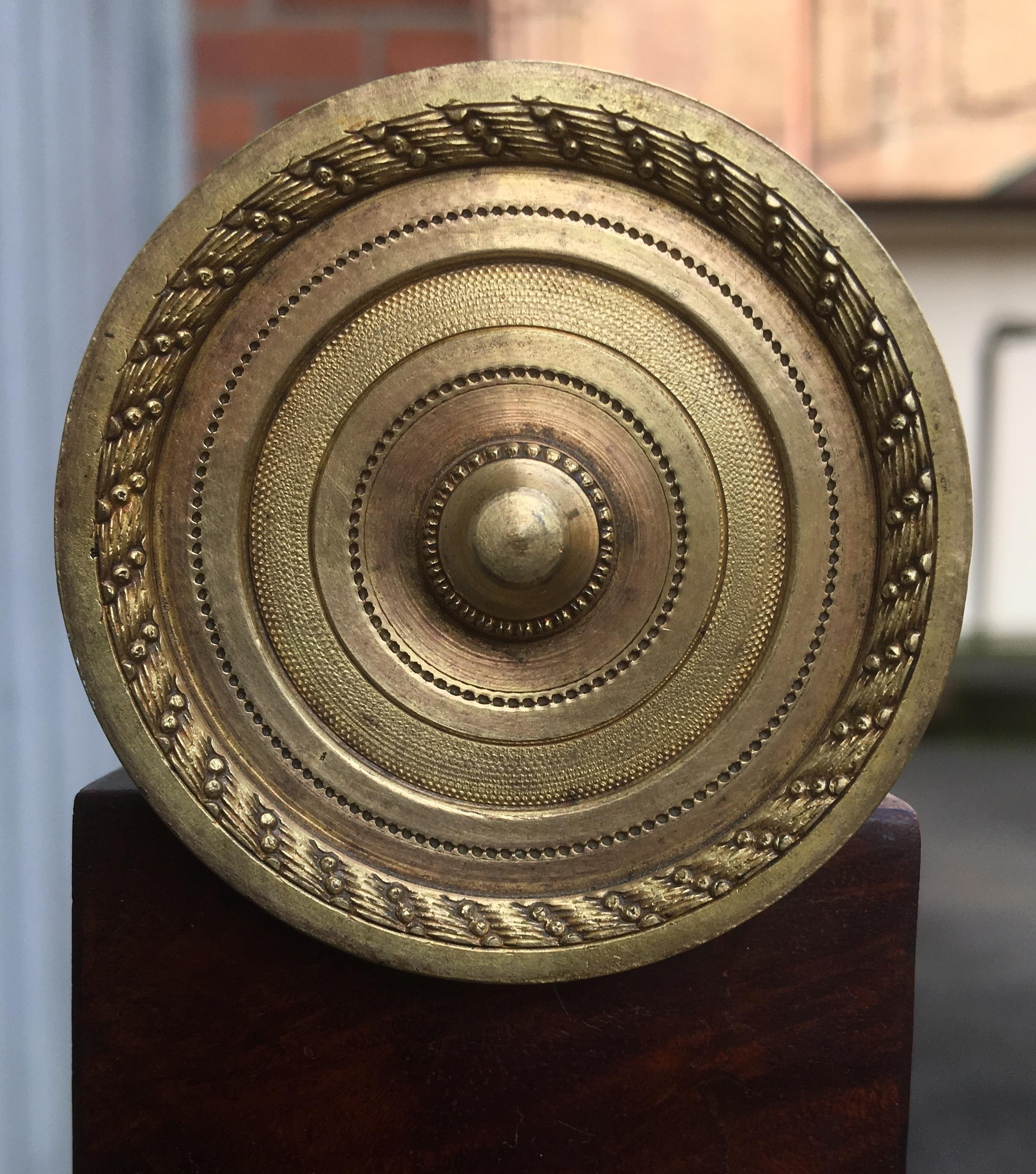 Frühes französisches Empire-Mahagoni des 19. Jahrhunderts und vergoldeter Bronze-Kaminschirm im Angebot 11