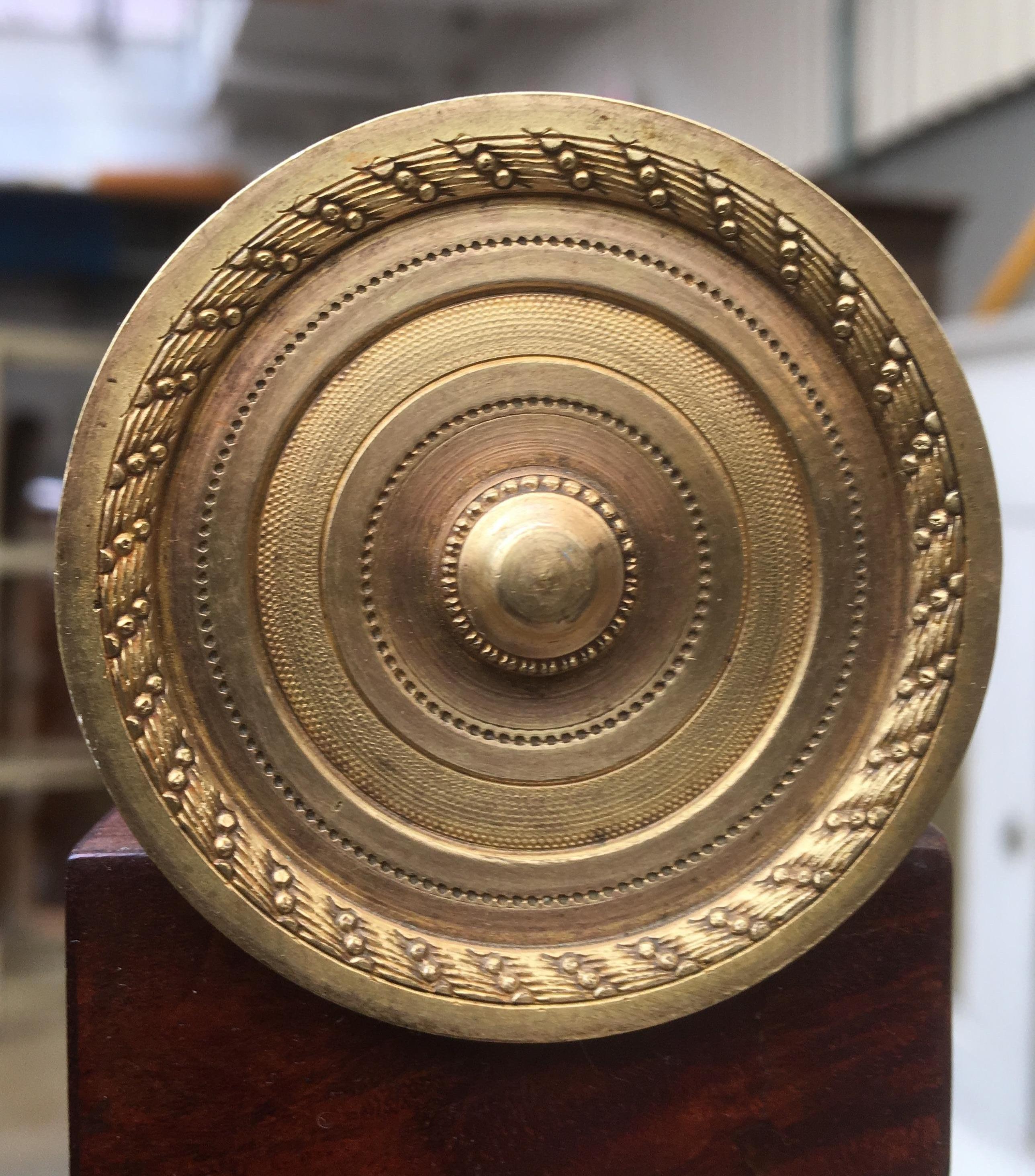 Frühes französisches Empire-Mahagoni des 19. Jahrhunderts und vergoldeter Bronze-Kaminschirm im Angebot 1