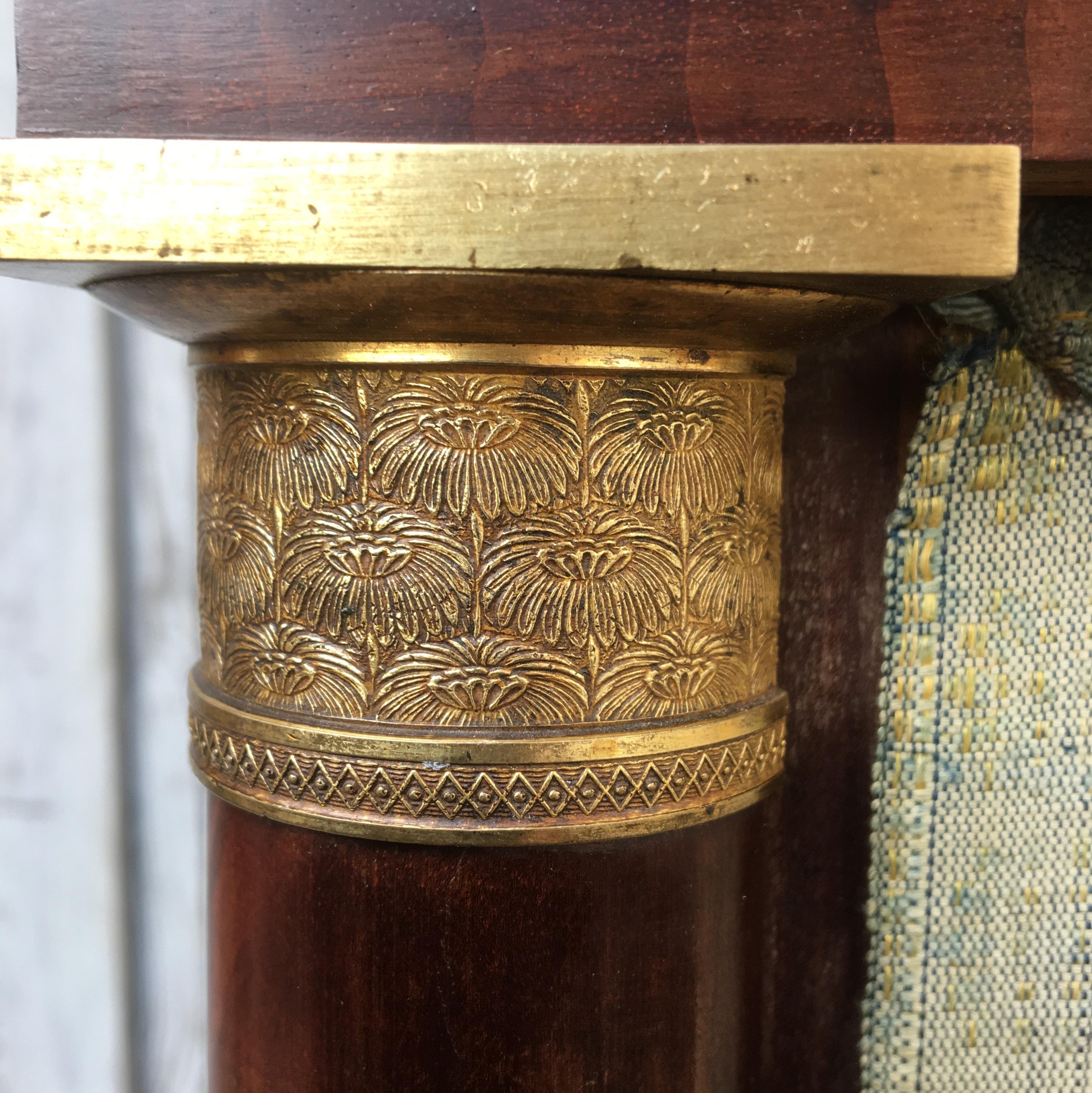 Frühes französisches Empire-Mahagoni des 19. Jahrhunderts und vergoldeter Bronze-Kaminschirm im Angebot 5
