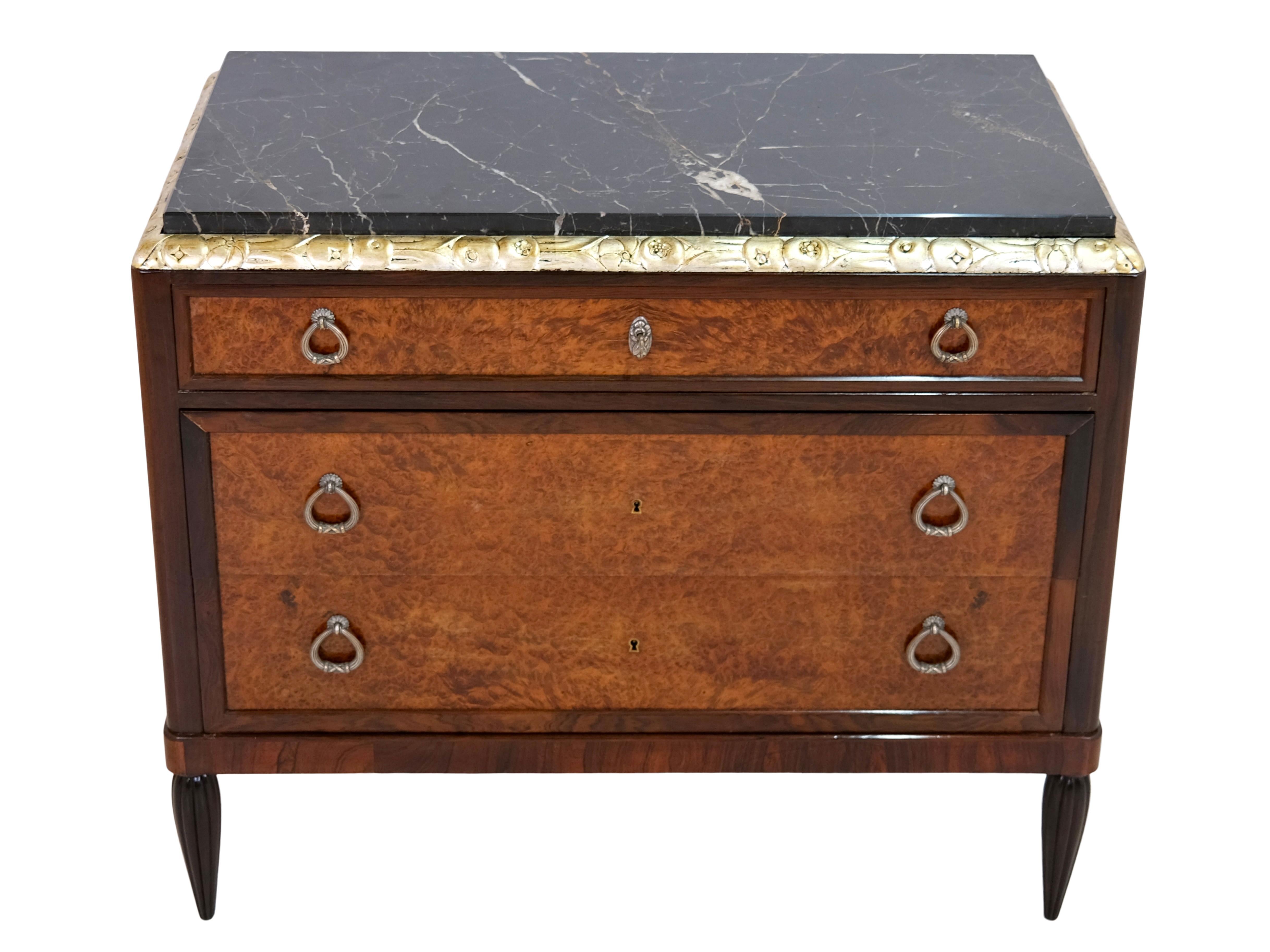 Commode ancienne à trois tiroirs 
Ébénisterie Haentgés Frères Paris, signatures multiples

Acajou et Amboine, gomme-laque polie à la main
Ornementation florale, argentée 
Dessus en marbre

Début de l'Art déco, France vers 1925. 

Dimensions