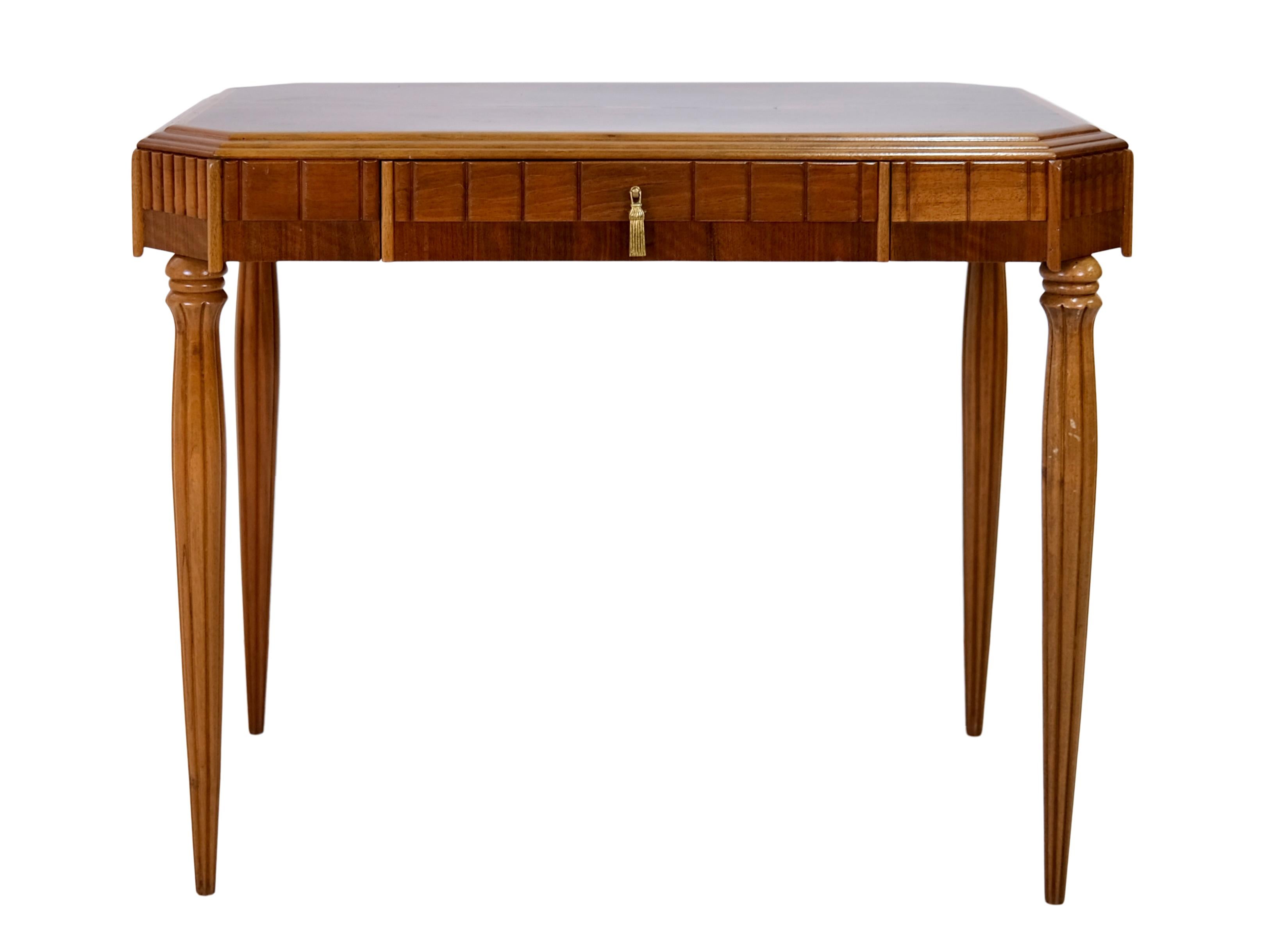 Piccola scrivania con scanalature
Noce, gommalacca lucidata a mano

Prima Art Deco, Francia, 1925 circa

Dimensioni:
Larghezza: 90 cm
altezza: 72 cm
Profondità: 55 cm.