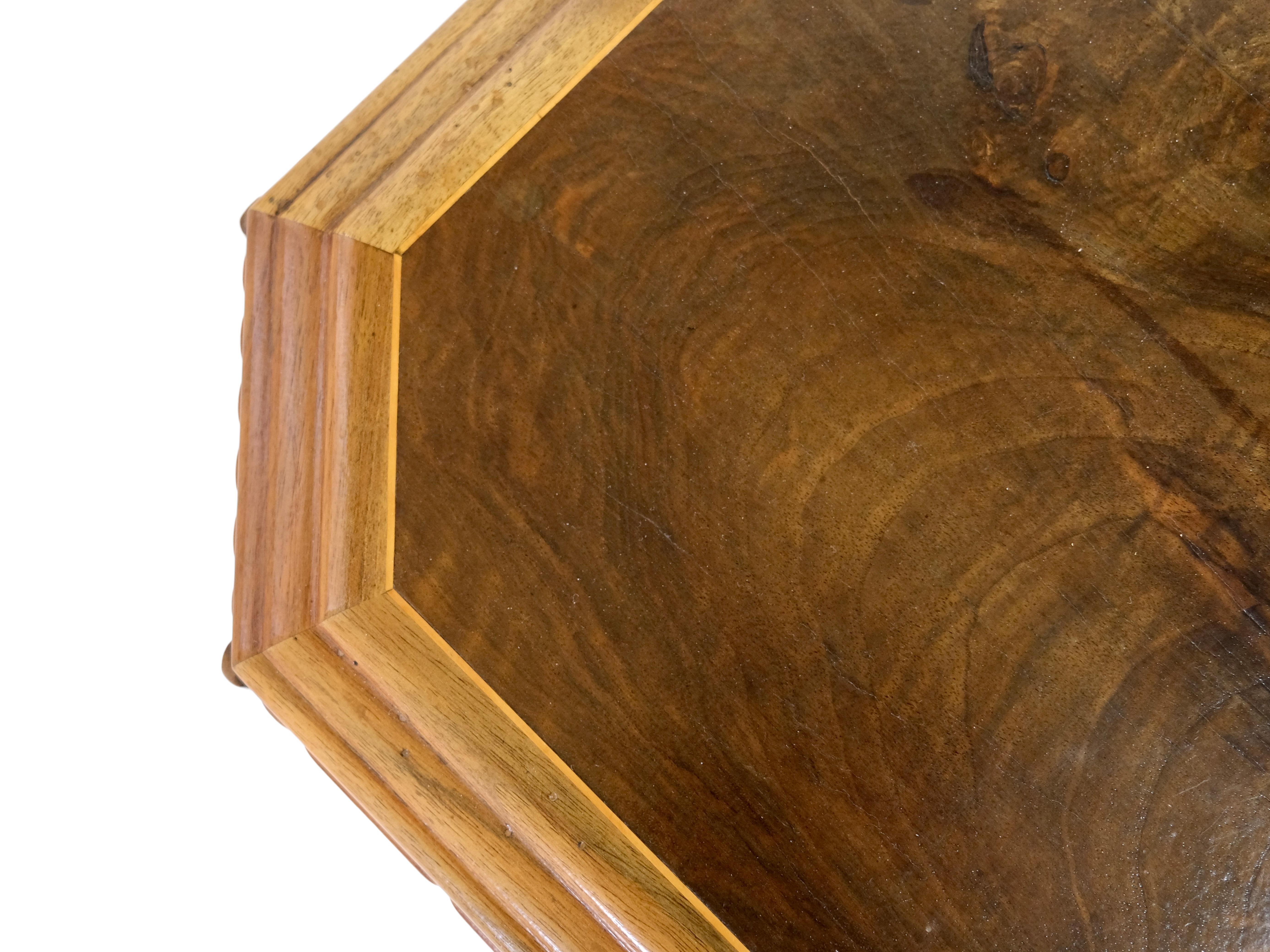 Inizio XX secolo Scrivania Art Deco francese in legno di noce, 1925 circa in vendita