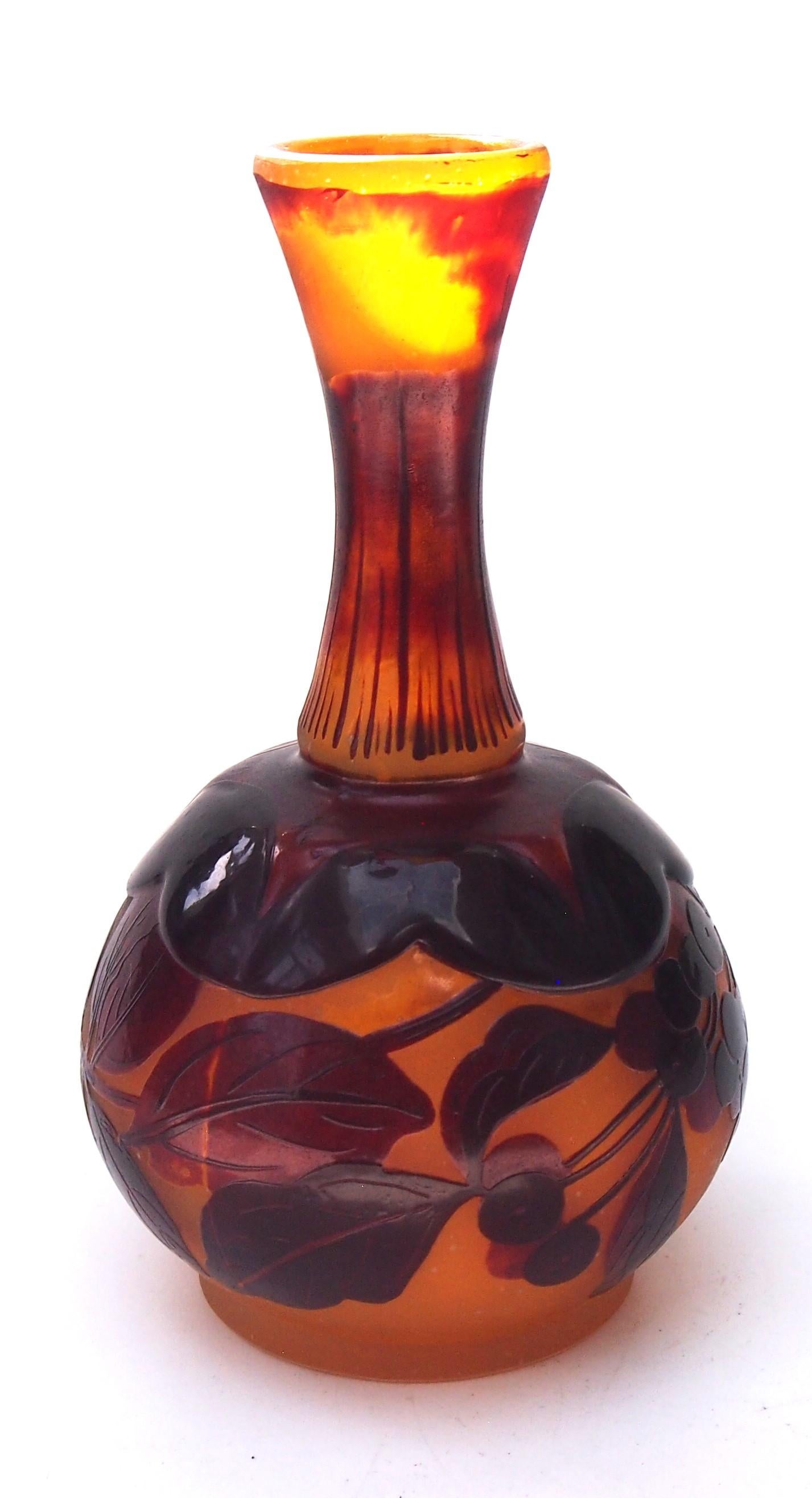Vase botanique bicolore inhabituel et précoce d'Emile Galle en camaïeu de bruns sur oranges. Une forme de boule et de tige avec de fines stries dans la tige et un motif botanique pour la partie inférieure. Il représente des baies brunes et des