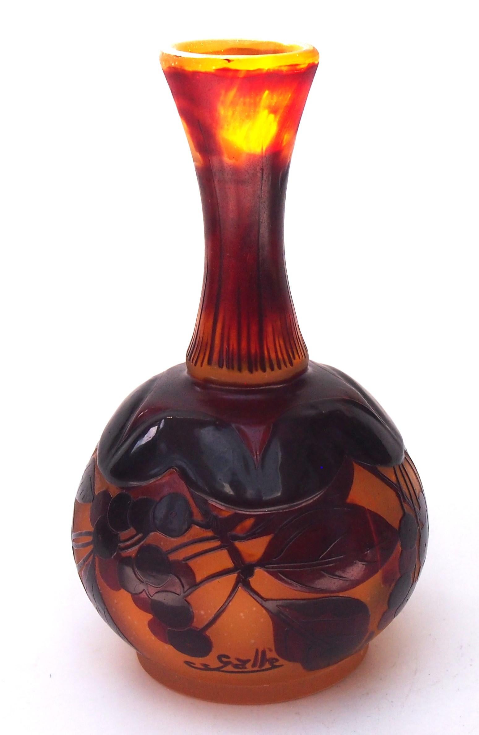 Art nouveau Vase à camée botanique soufflé sur moule Emile Galle, Art Nouveau français ancien -c1900 en vente