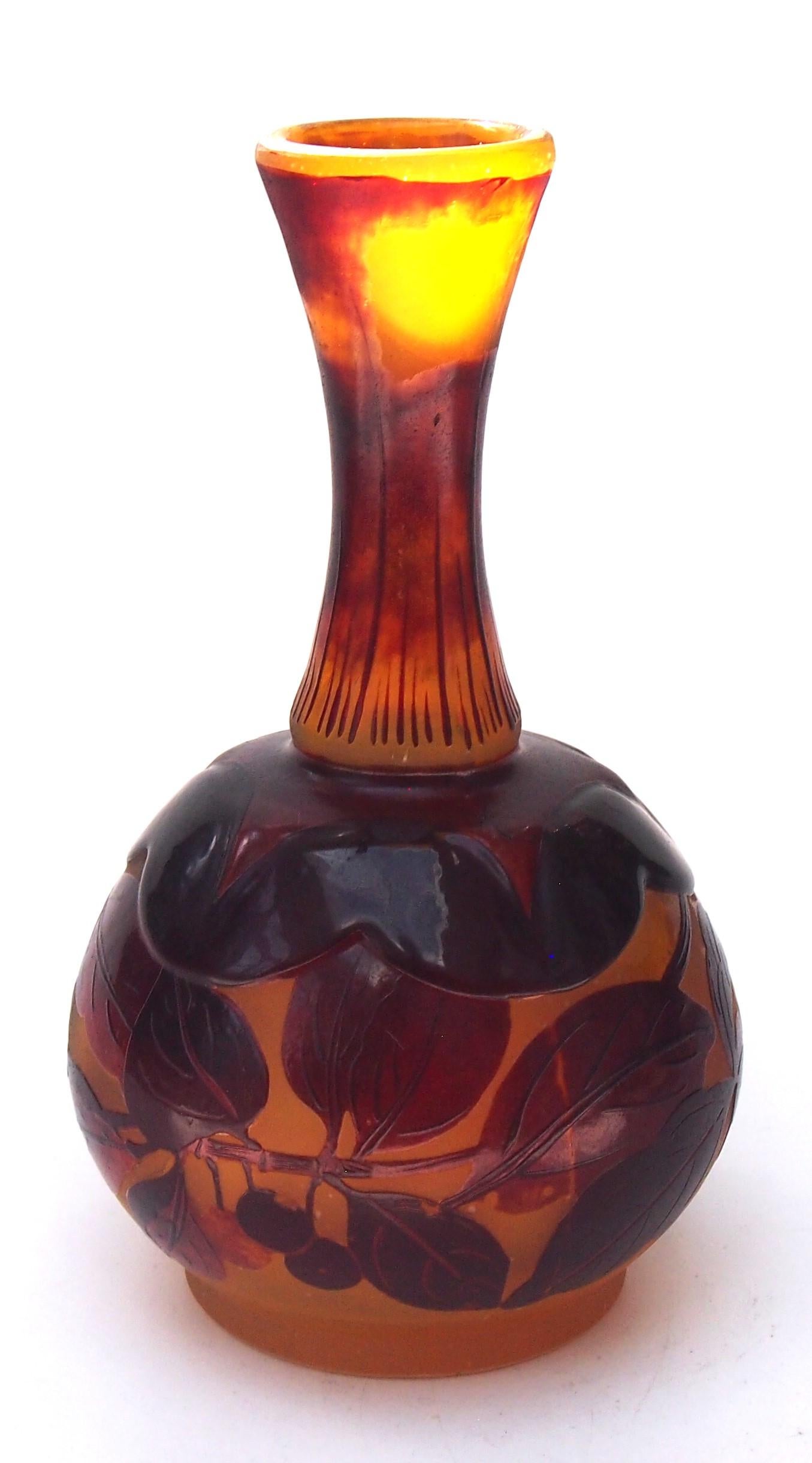 Français Vase à camée botanique soufflé sur moule Emile Galle, Art Nouveau français ancien -c1900 en vente
