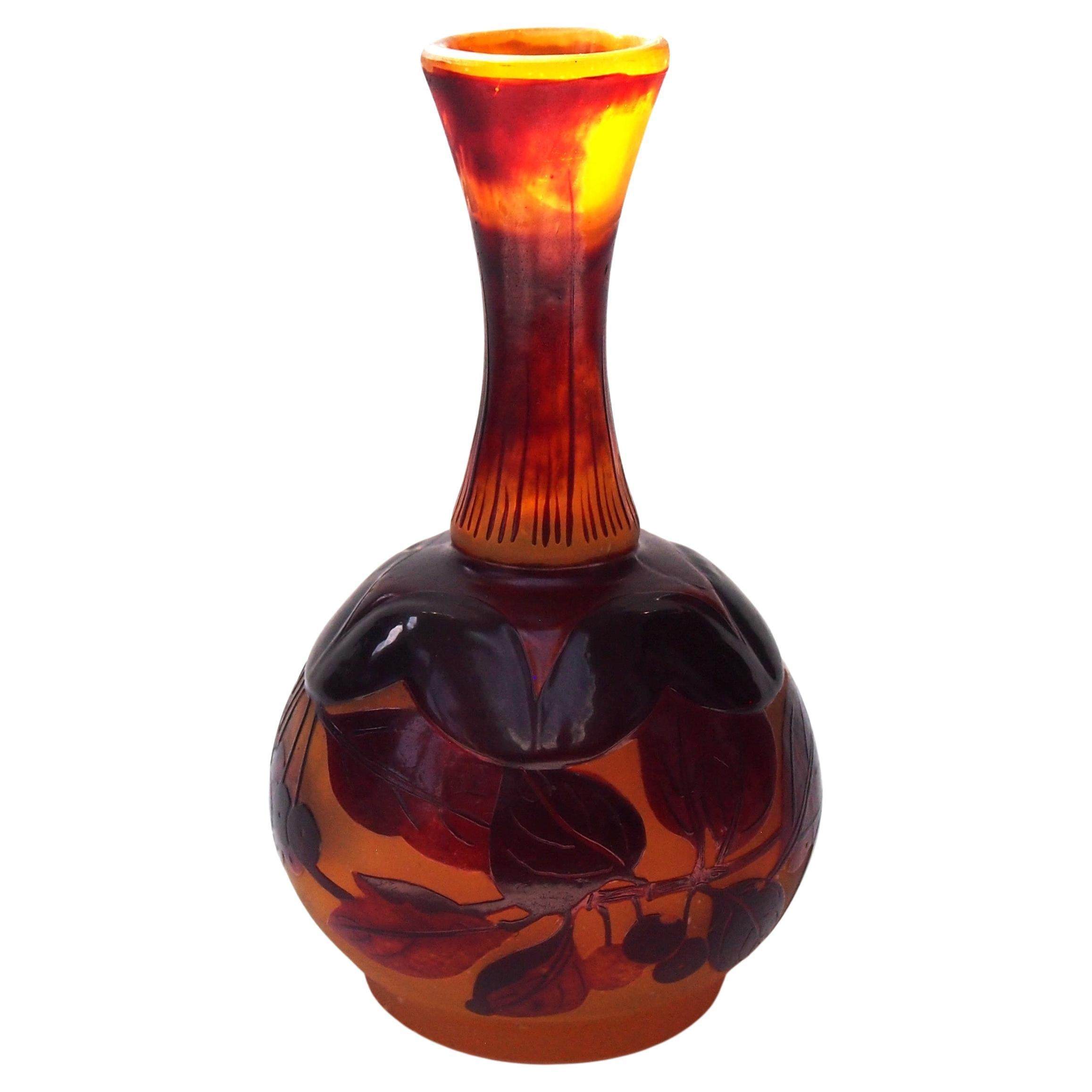 Jarrón con camafeo botánico soplado con molde Emile Galle de principios del Art Nouveau francés -c1900