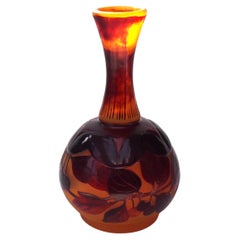 Jarrón con camafeo botánico soplado con molde Emile Galle de principios del Art Nouveau francés -c1900