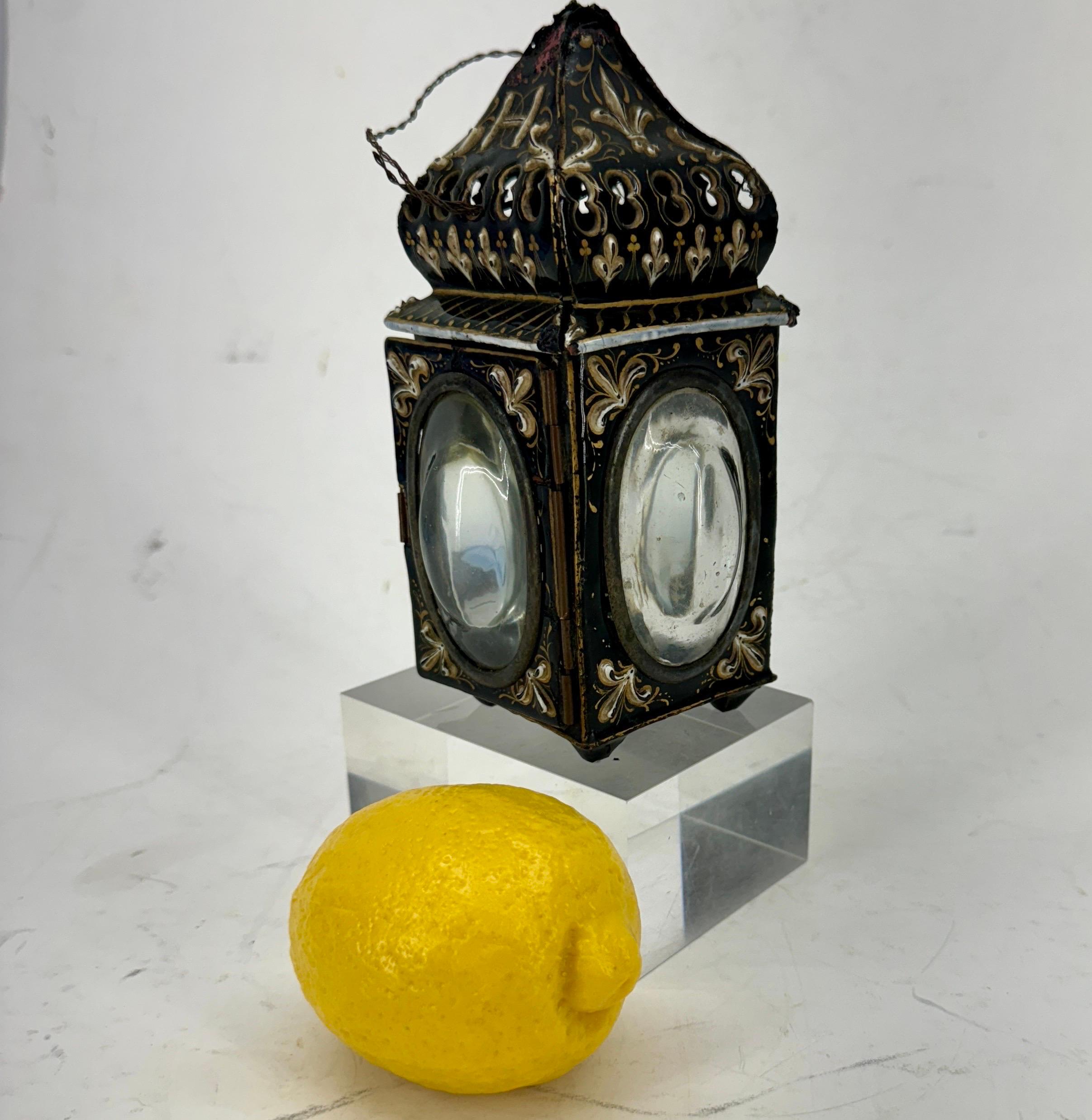 Classica lanterna da viaggio o Theif smaltata vintage con camino aperto e decorazioni Fleur-De-Lis. Questo pezzo d'epoca dell'inizio del XVIII secolo sarebbe un'aggiunta fantastica a una collezione esistente o un inizio di una nuova collezione. 