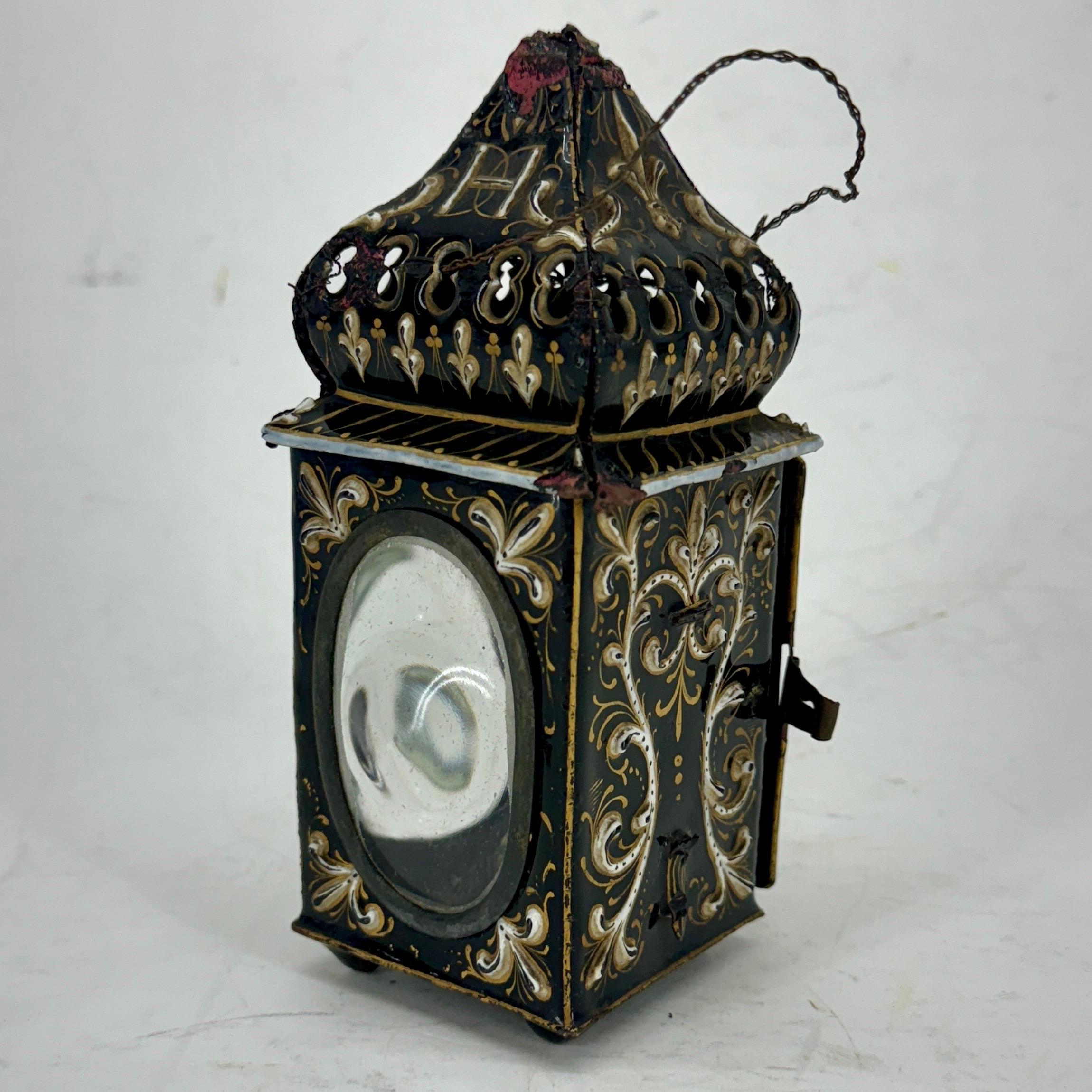 Francese Lanterna francese a smalto nero con decorazione a fiore, circa del 1720 in vendita