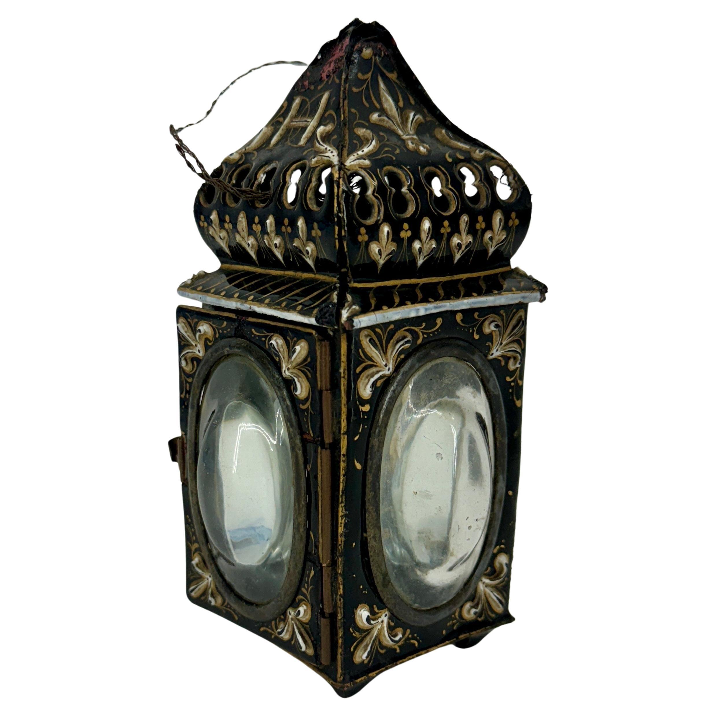 Fatto a mano Lanterna francese a smalto nero con decorazione a fiore, circa del 1720 in vendita
