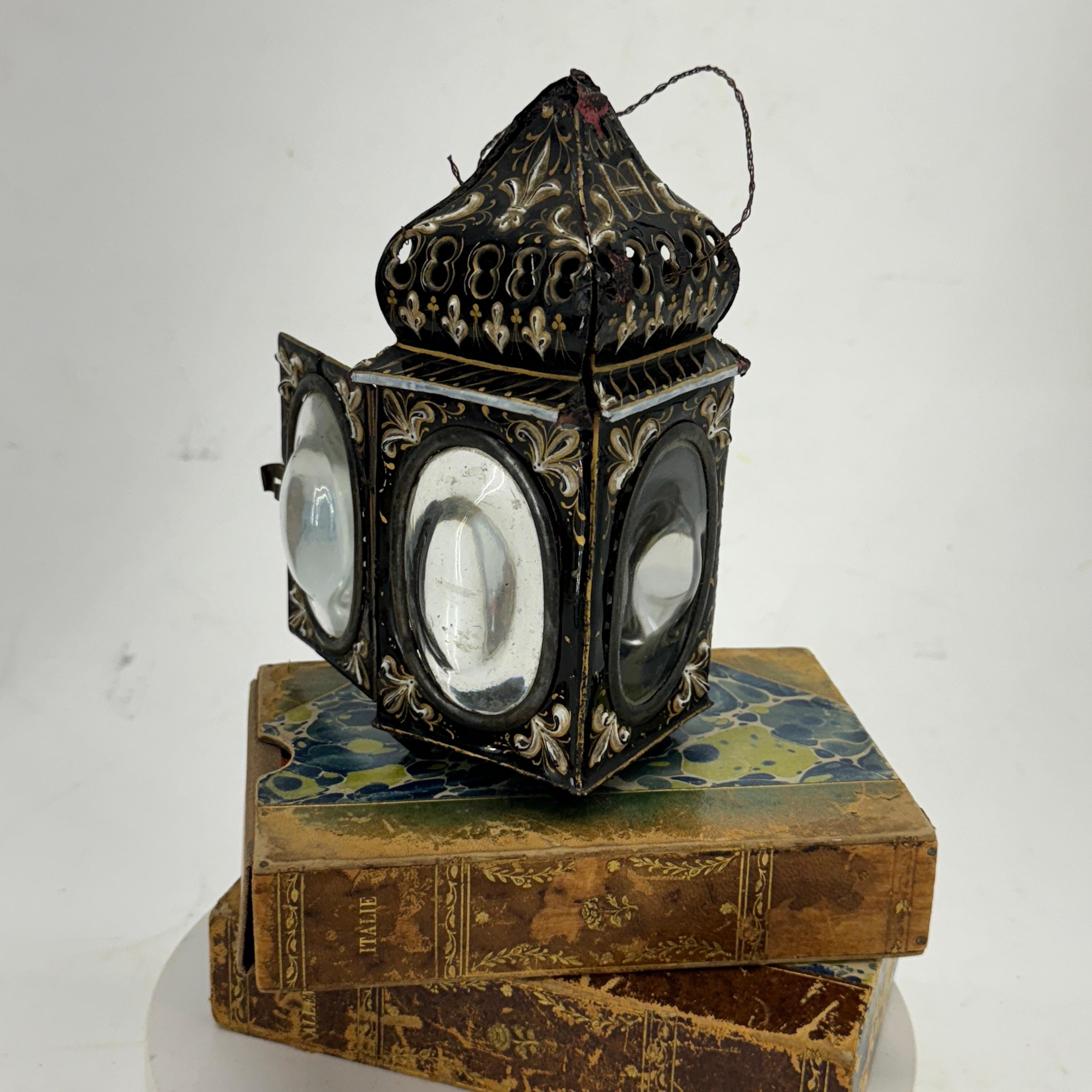 Ottone Lanterna francese a smalto nero con decorazione a fiore, circa del 1720 in vendita