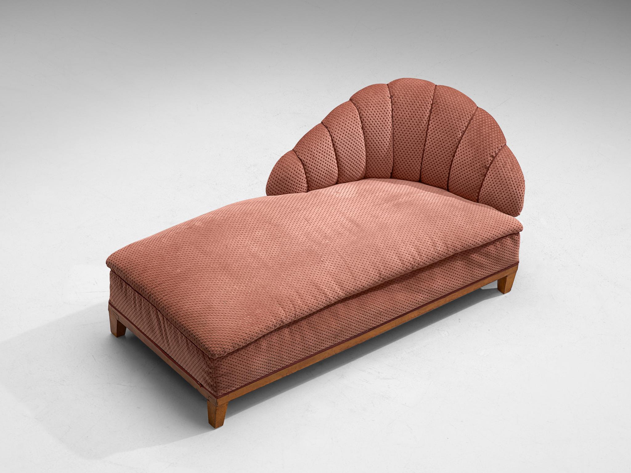 Daybed, oak and fabric, France, 1930s.

This freestanding daybed features an oak frame in combination with a soft pink upholstery. The daybed has a Classic, curved high board, finished with pipelines. The legs are tapered and form a balanced whole