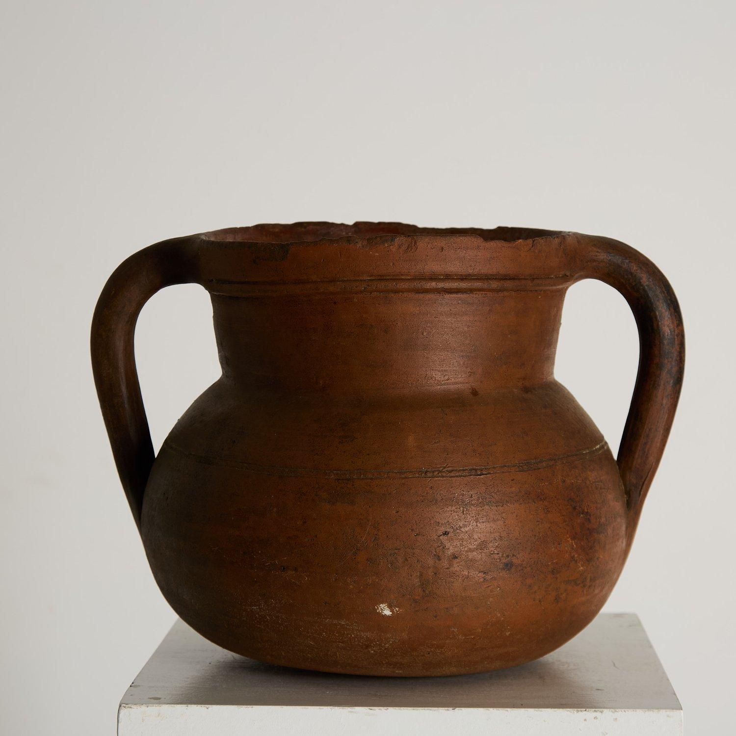 Vaso di conservazione in terracotta smaltata francese molto precoce. 

Che da molti anni ormai tiene le composizioni floreali in casa. Base leggermente bulbosa.

Francia circa 1820

H. 26cm x L. 37cm
