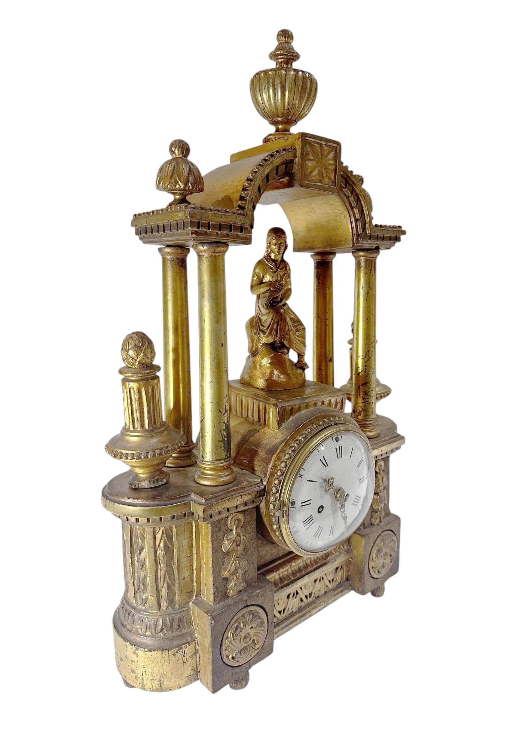 Eine detailreiche und schön gealterte französische Louis-XVI-Uhr aus vergoldetem Holz, wahrscheinlich Ende des 18. bis Anfang des 19. Dieser architektonische Zeitmesser zeigt eine stattliche Form mit kannelierten Säulen, Urnen mit Abschluss, einem