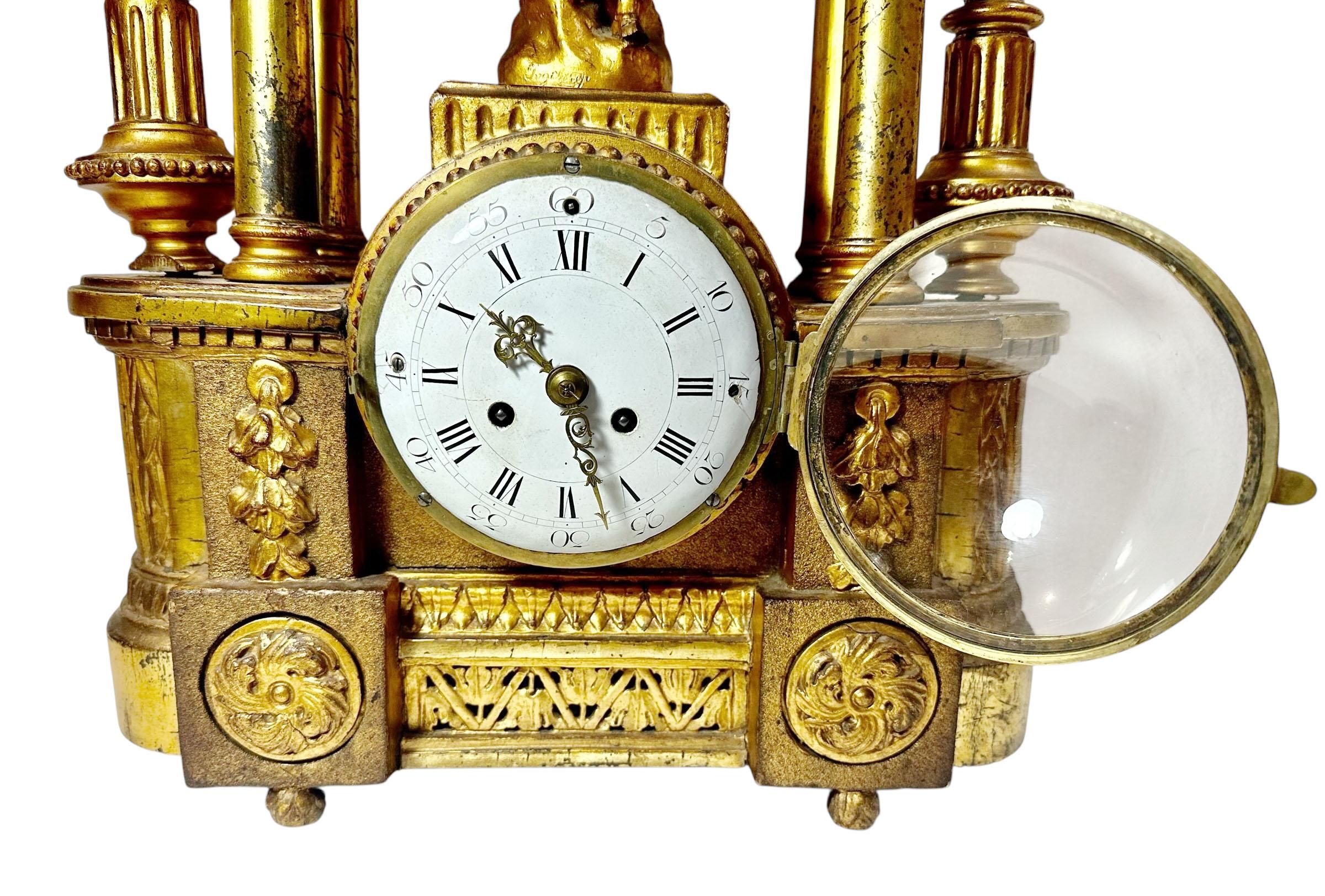 Frühe französische Louis-XVI-Uhr aus handgeschnitztem Giltwood (Emaille) im Angebot