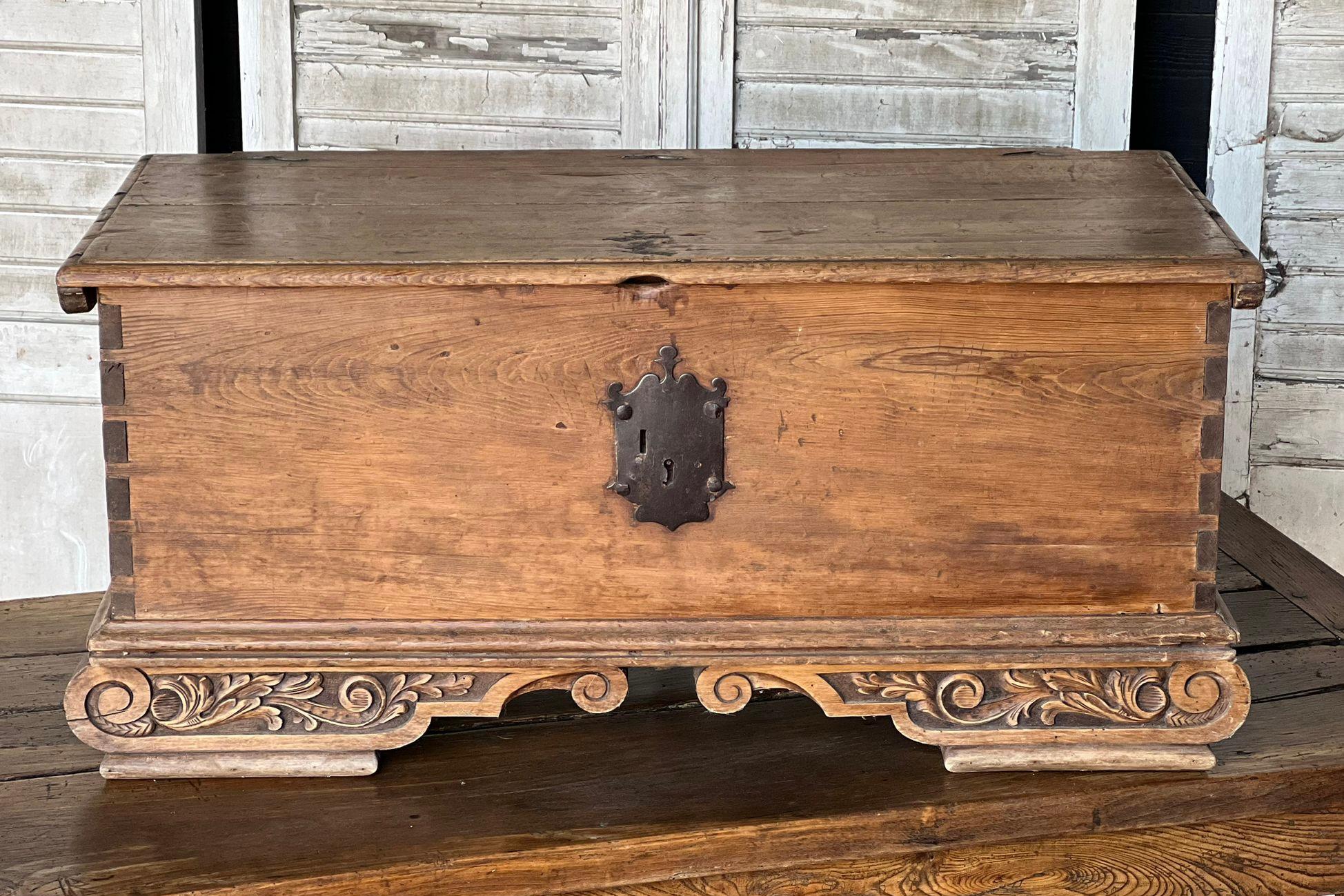Early French Pine Decorative Trunk For Sale 5