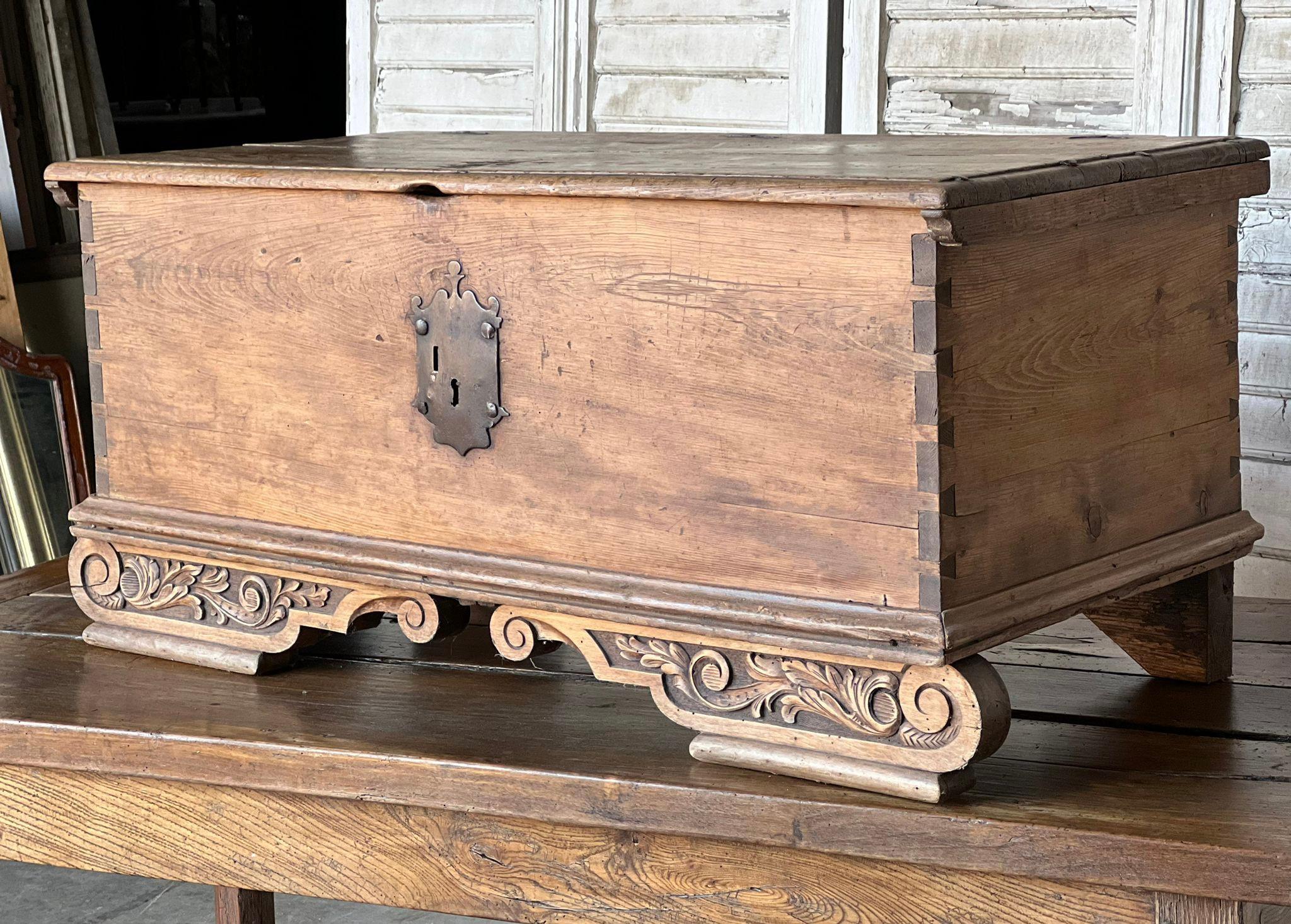 Early French Pine Decorative Trunk For Sale 6