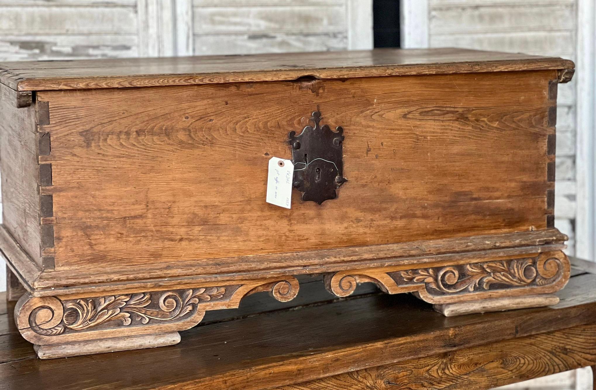 A lovely early 19th Century Truck, French in origin dating to the early 19th Century, lovely feet and hinges. Highly decorative and highly useful. In nice untouched original condition.
Measures: width 112 cm
depth 54 cm
height 51 cm