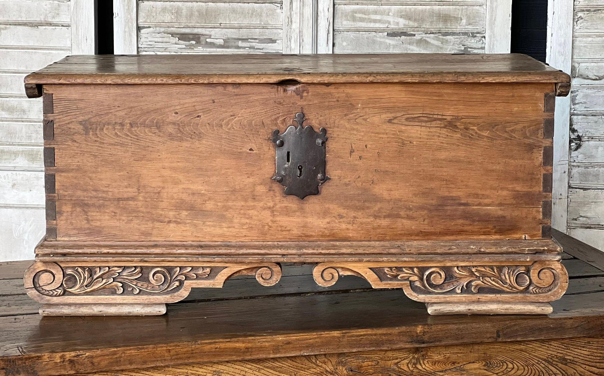 Early French Pine Decorative Trunk For Sale 4