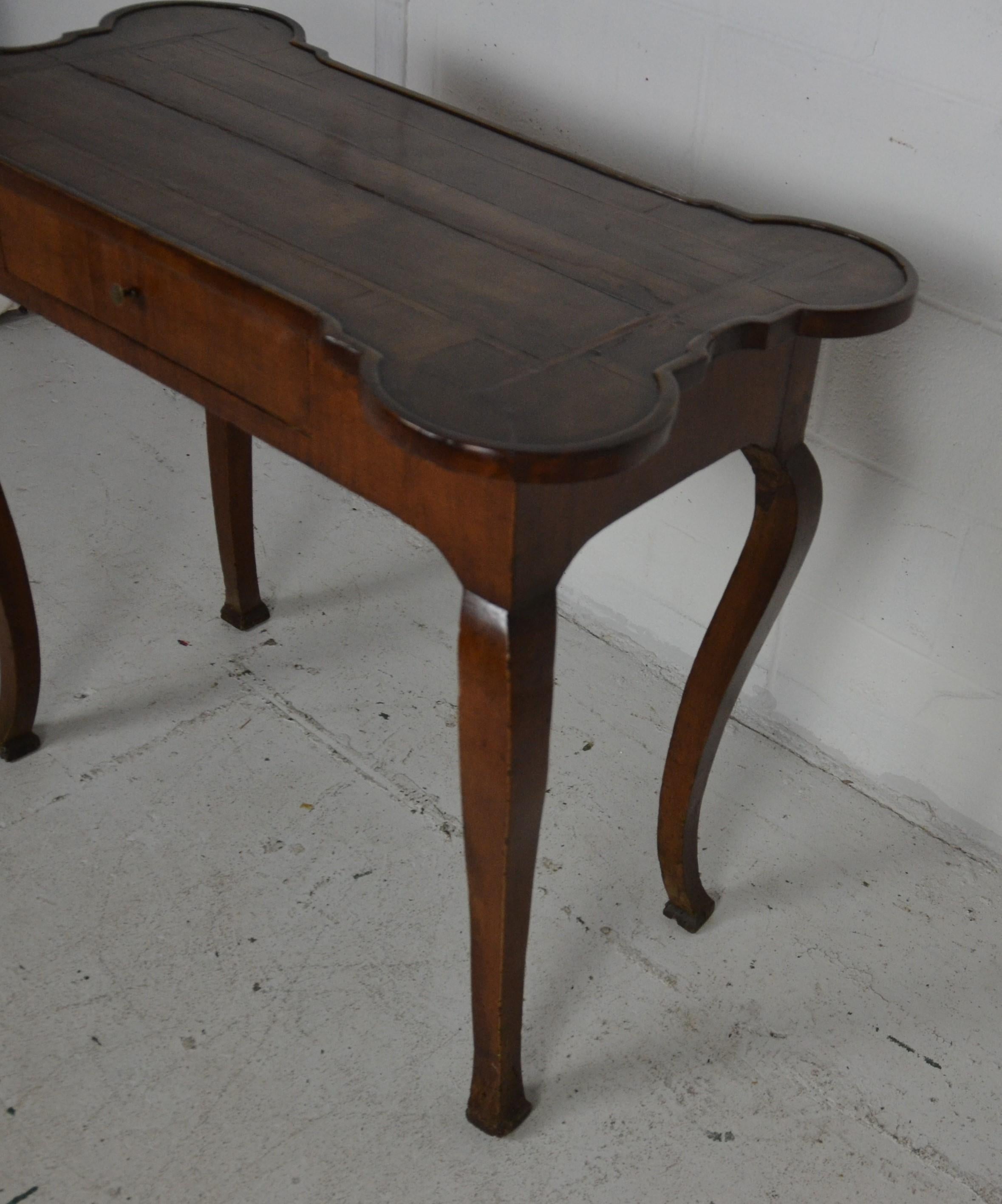 Early French Provincial Side Table with Semi-Quatrefoil Shaped Top In Good Condition In Pomona, CA