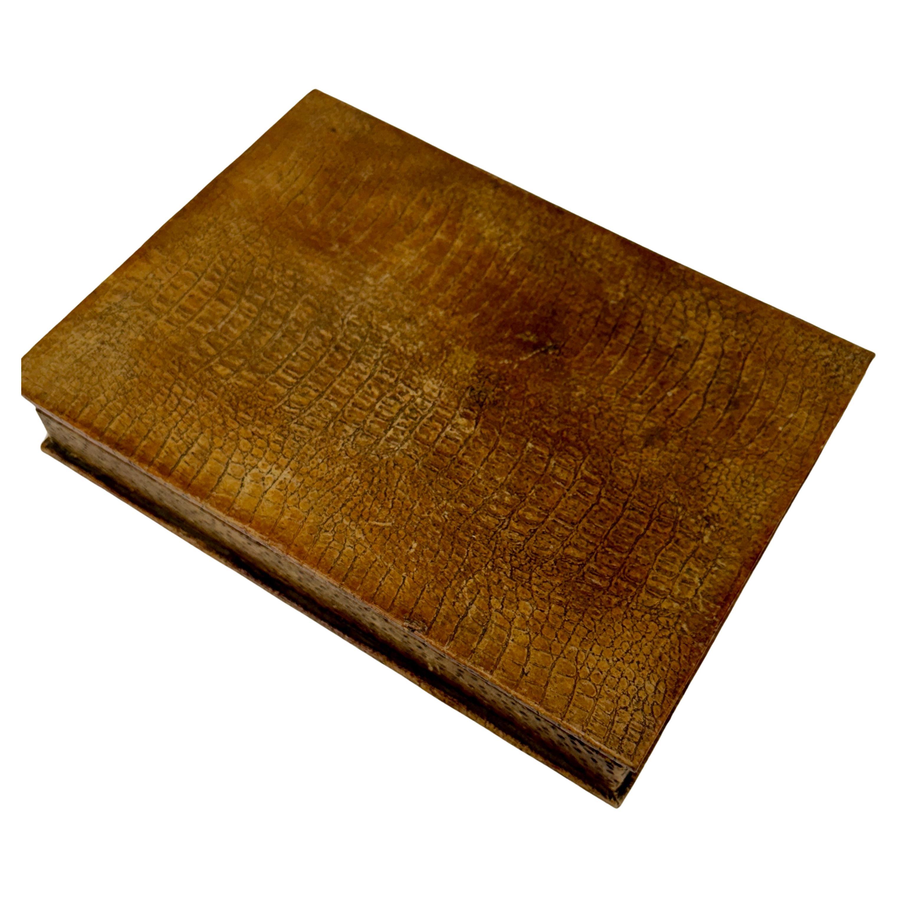 20ième siècle Boîte à bijoux rectangulaire en alligator, France en vente