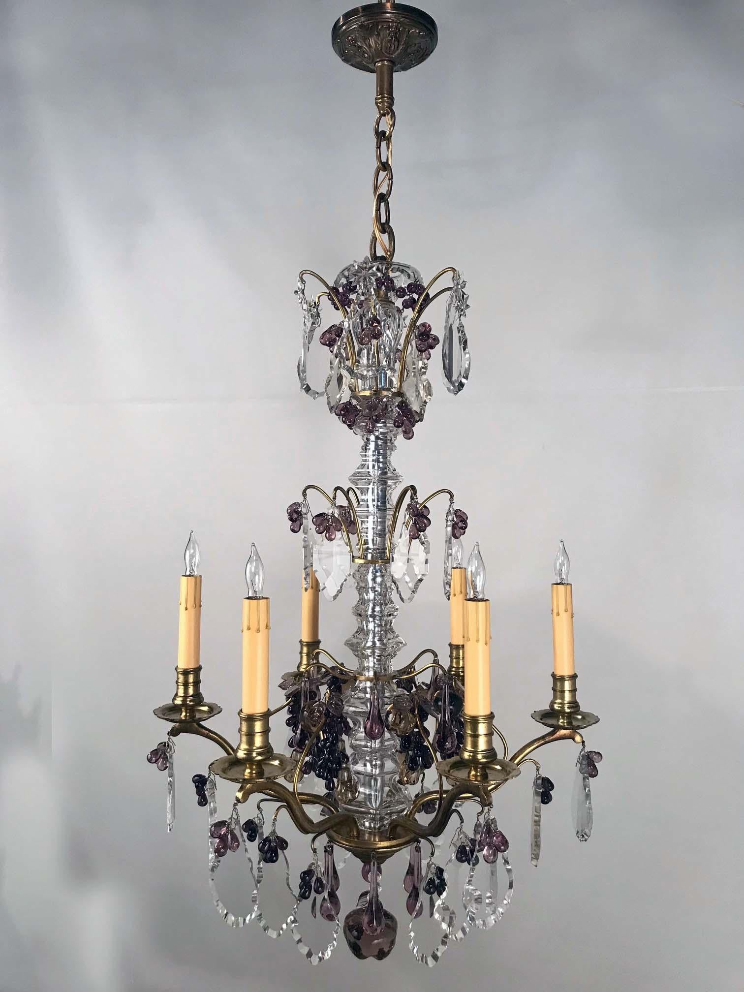Frühfranzösischer Sechs-Licht-Kronleuchter aus Bronze (Louis XVI.) im Angebot